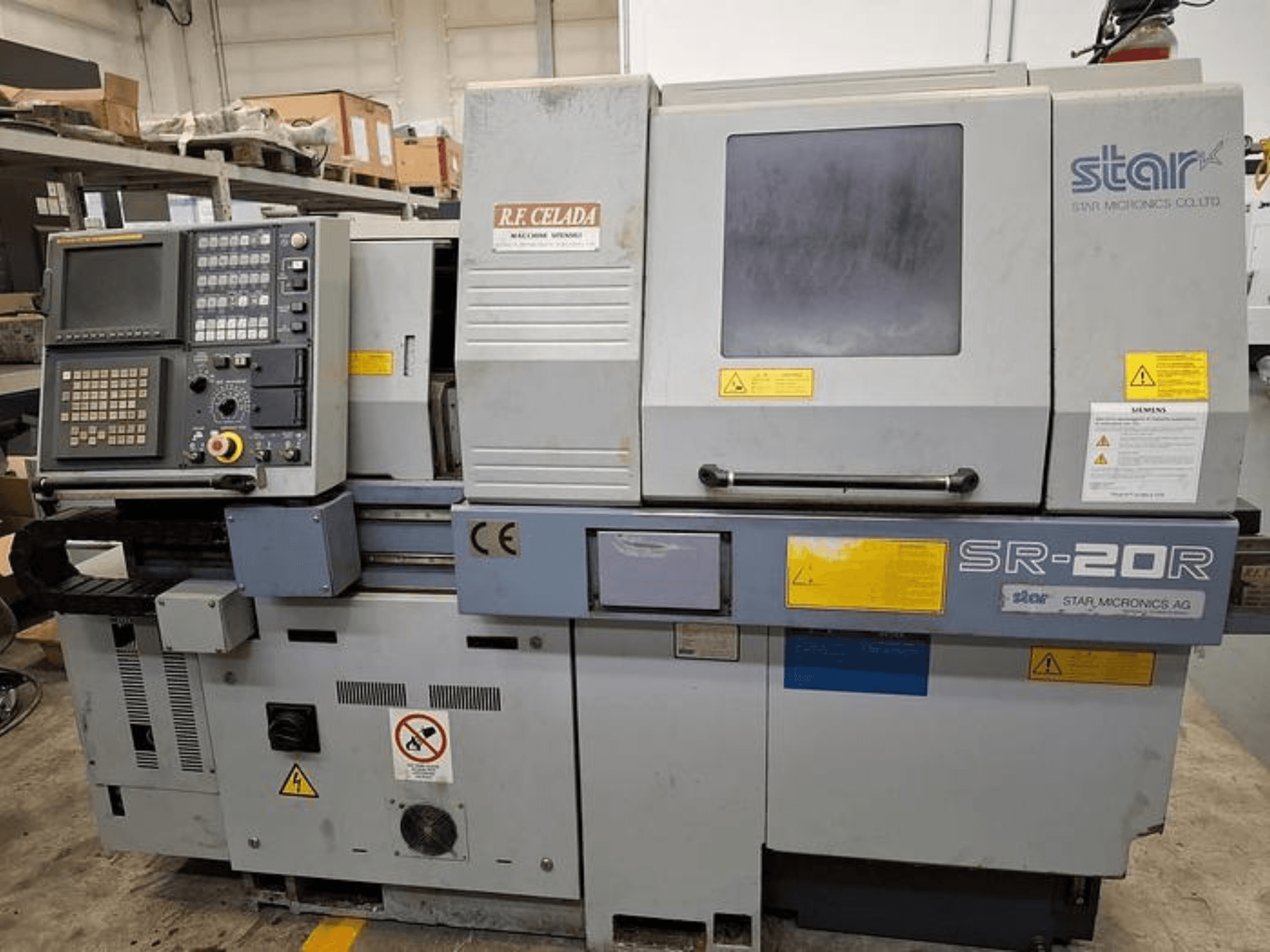 CNC soustruh Star SR-20R s ovládacím panelem, pohled zepředu, s ovládacími tlačítky, obrazovkou a bezpečnostními štítky.