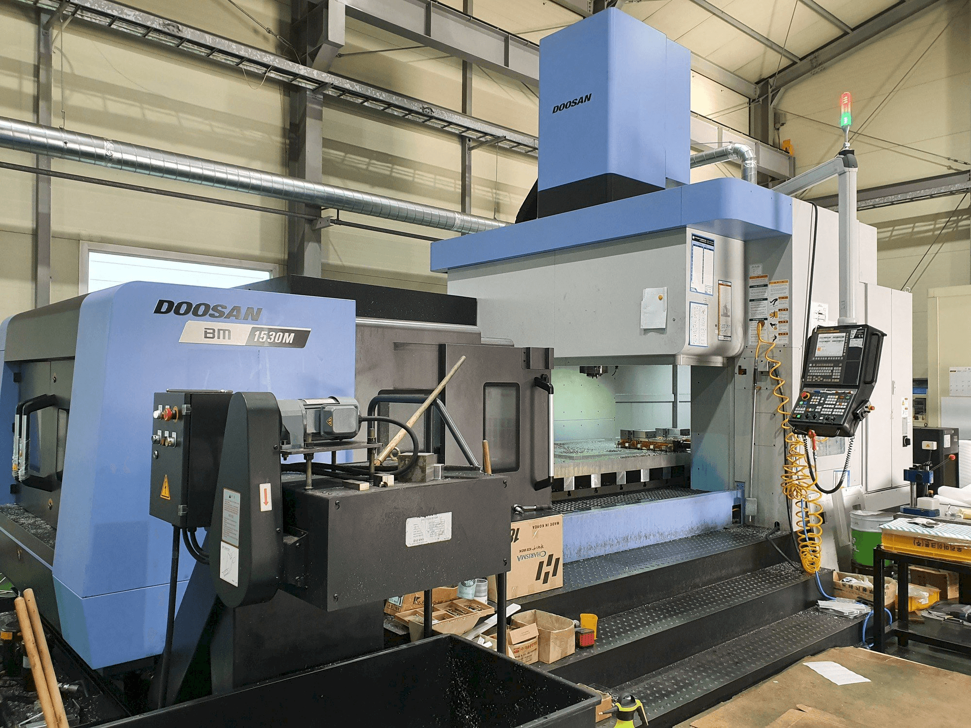 Čelní pohled na Doosan BM1530M stroj