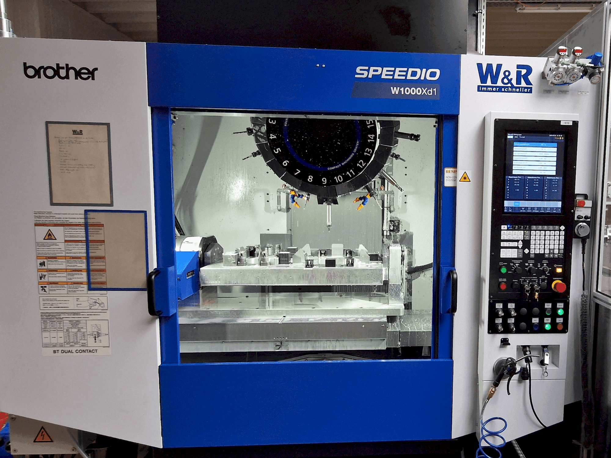 Čelní pohled na Brother Speedio W1000Xd1 stroj