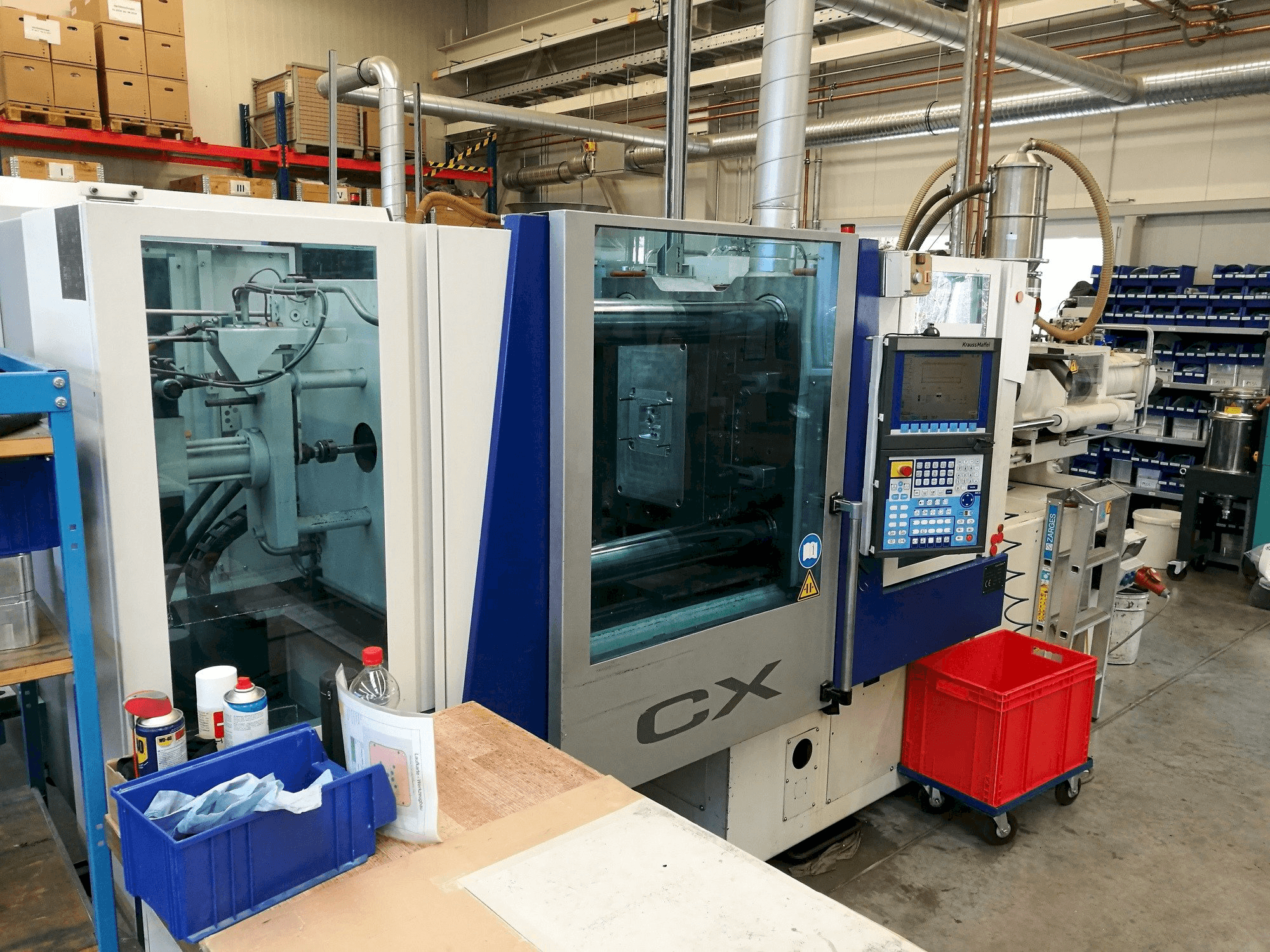 Čelní pohled na Krauss Maffei 160-1000 CX stroj