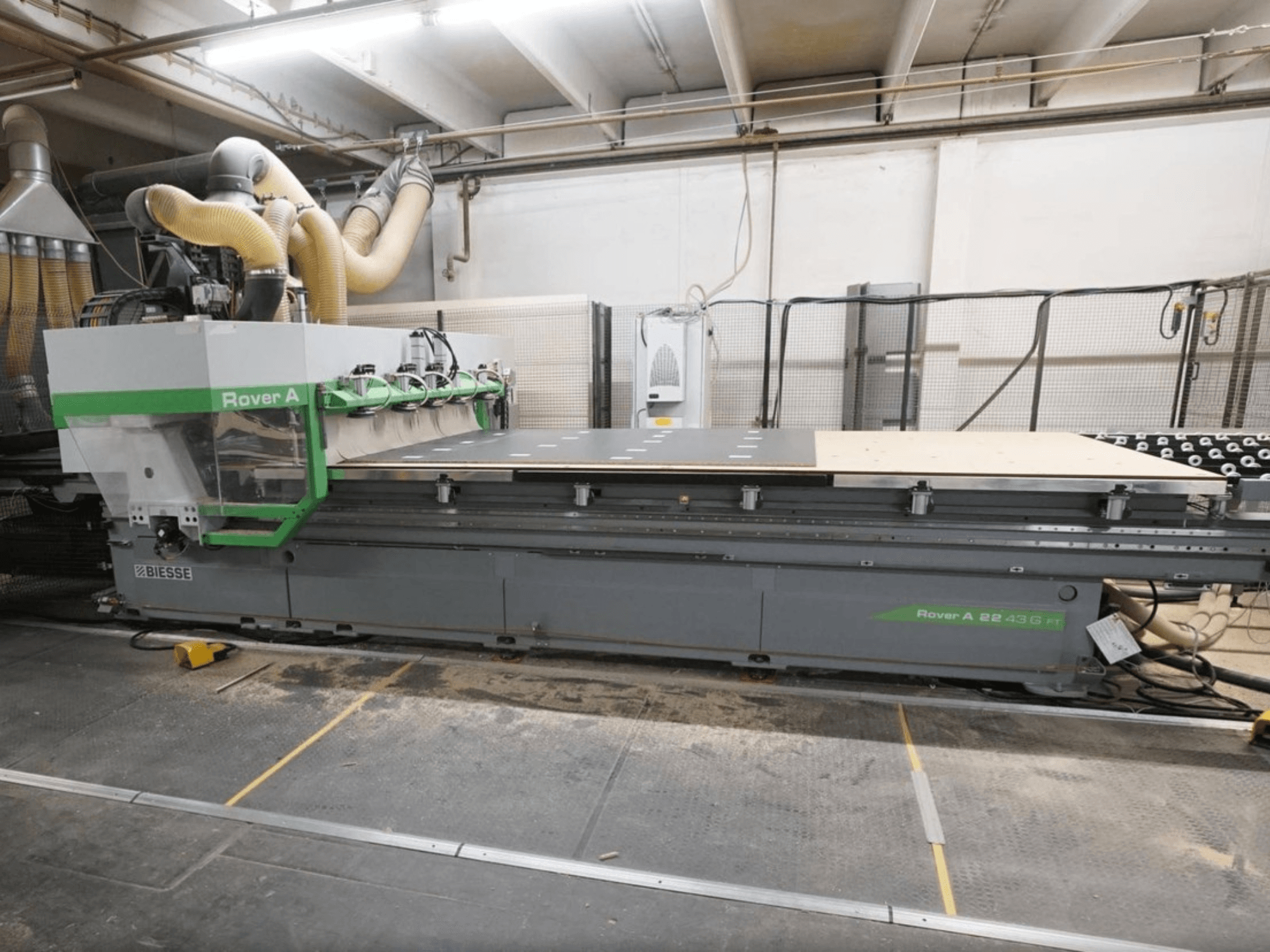 CNC obráběcí centrum na dřevo BIESSE Rover A FT 2243, pohled zepředu, je vybaveno velkým pracovním stolem a systémem upevnění nástrojů.