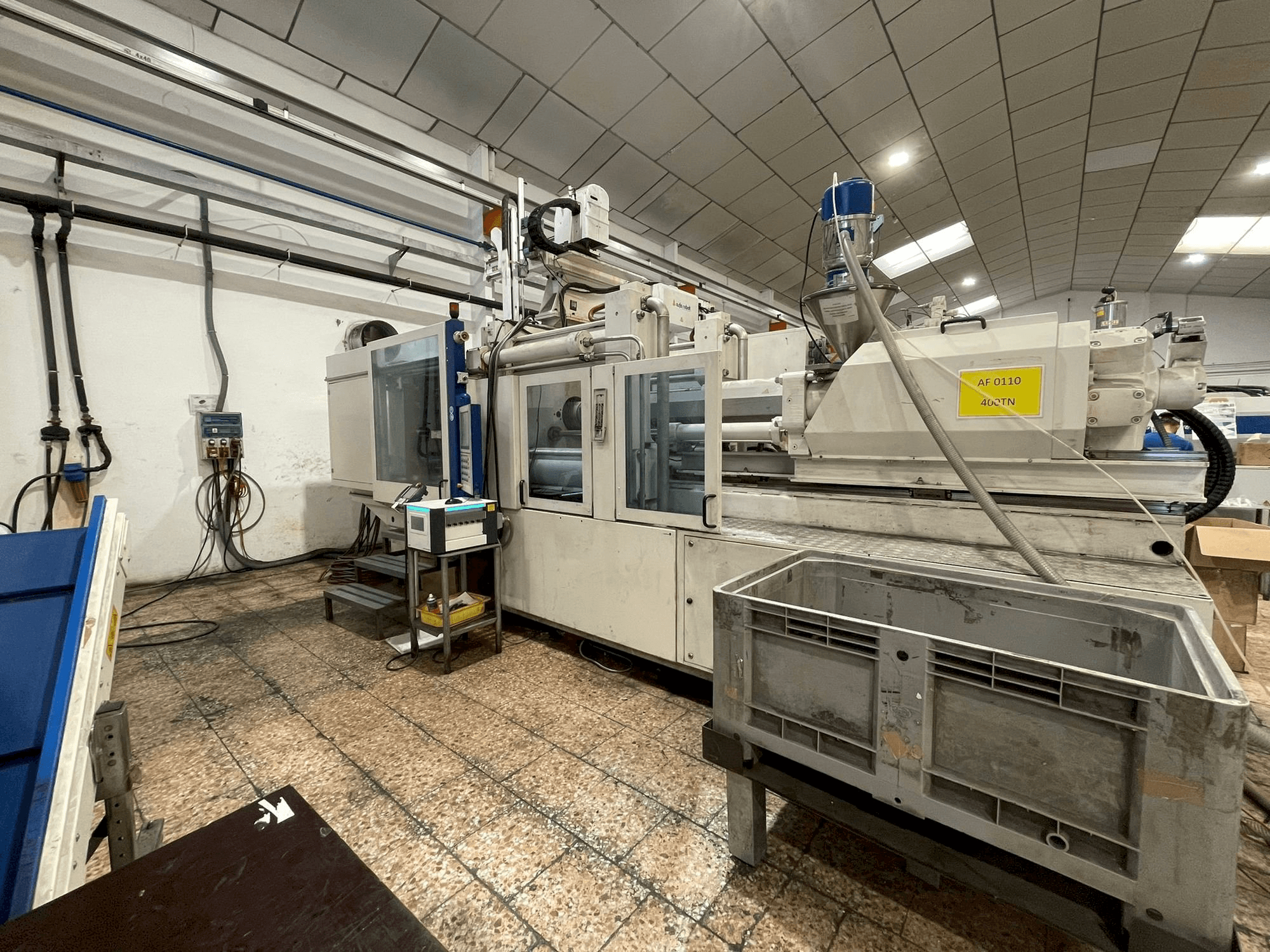 Pravý boční pohled na Battenfeld HM 400/5100 stroj