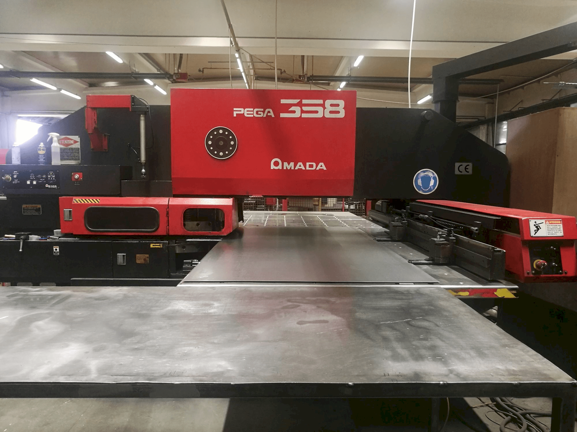 Čelní pohled na AMADA PEGA 358 stroj