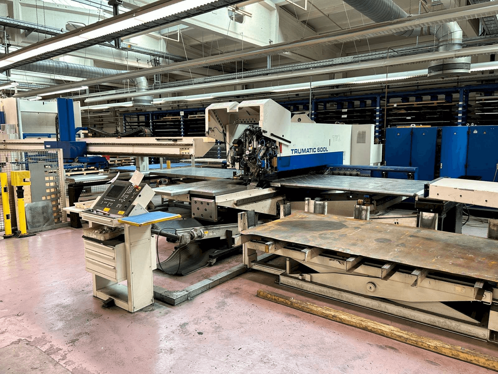 Čelní pohled na Trumpf TruMatic 600L stroj