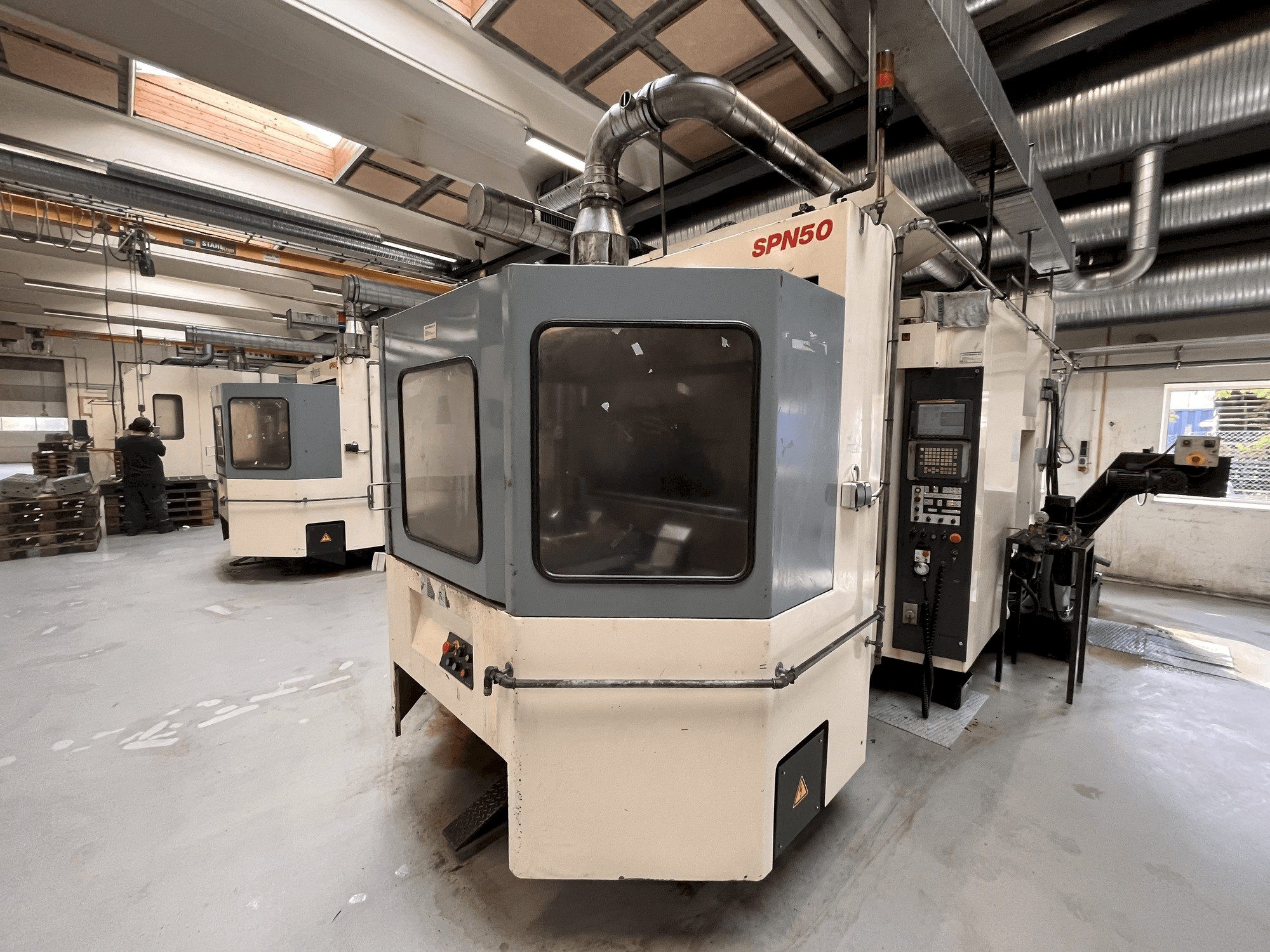 Čelní pohled na Niigata SPN 50 stroj