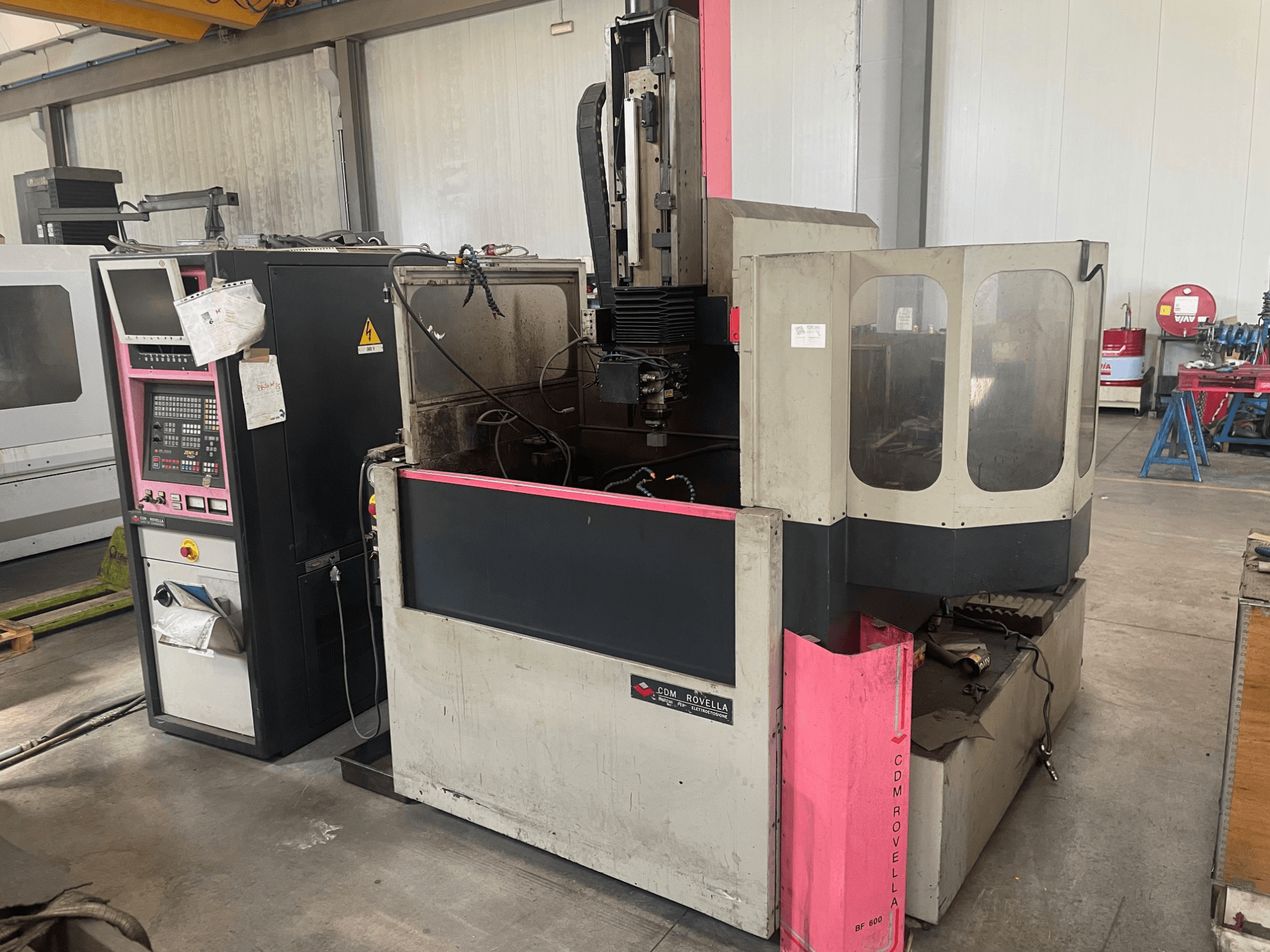 Obráběcí centrum CDM Rovella BF 800, boční pohled zobrazující ovládací panel, protiprachový kryt a průmyslové nastavení.