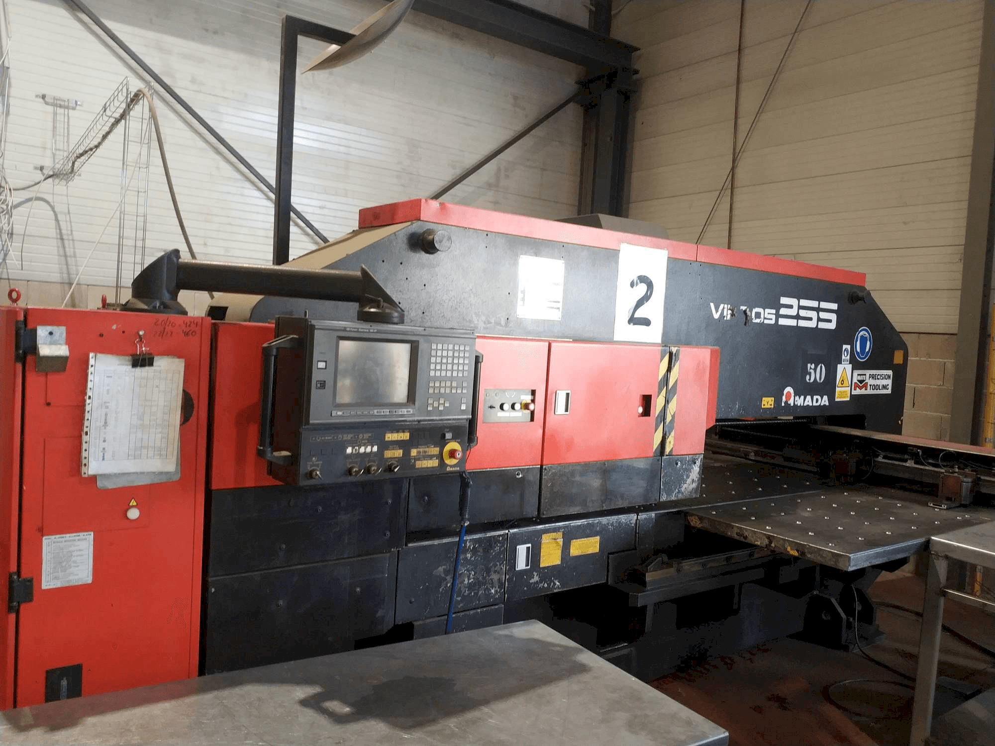 Čelní pohled na AMADA VIPROS 255 stroj