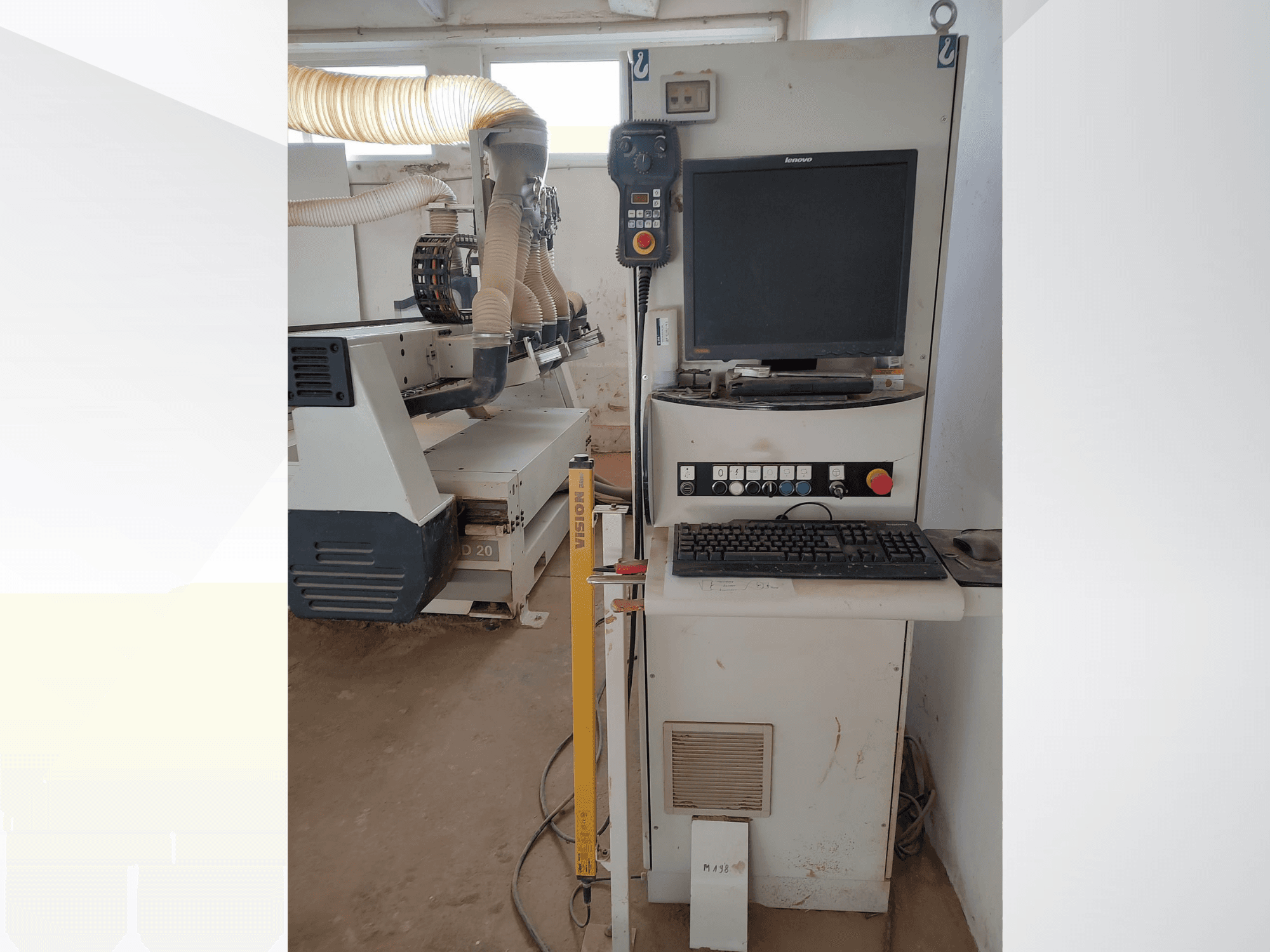 CNC frézka SCM ACCORD 20 v dílně, pohled zepředu s viditelným ovládacím panelem, monitorem a systémem odsávání prachu.