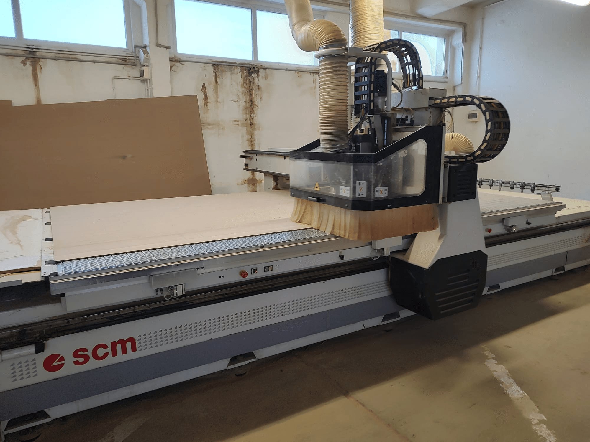 CNC frézka SCM ACCORD 20 z čelního pohledu, řezací hlava a velký pracovní stůl, ideální pro obrábění dřeva.