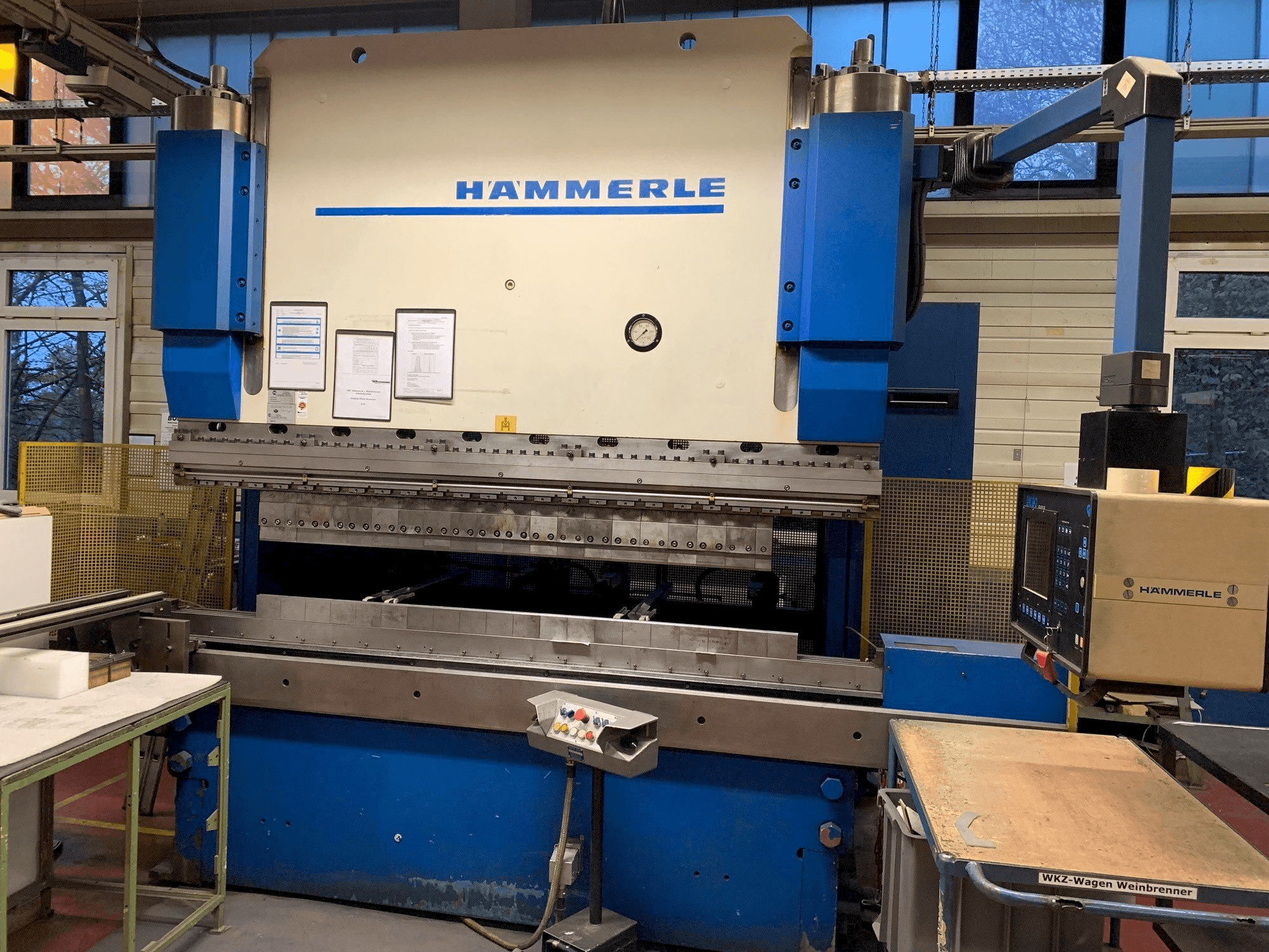 Čelní pohled na HAMMERLE AP 200 2600 Serie 3 stroj
