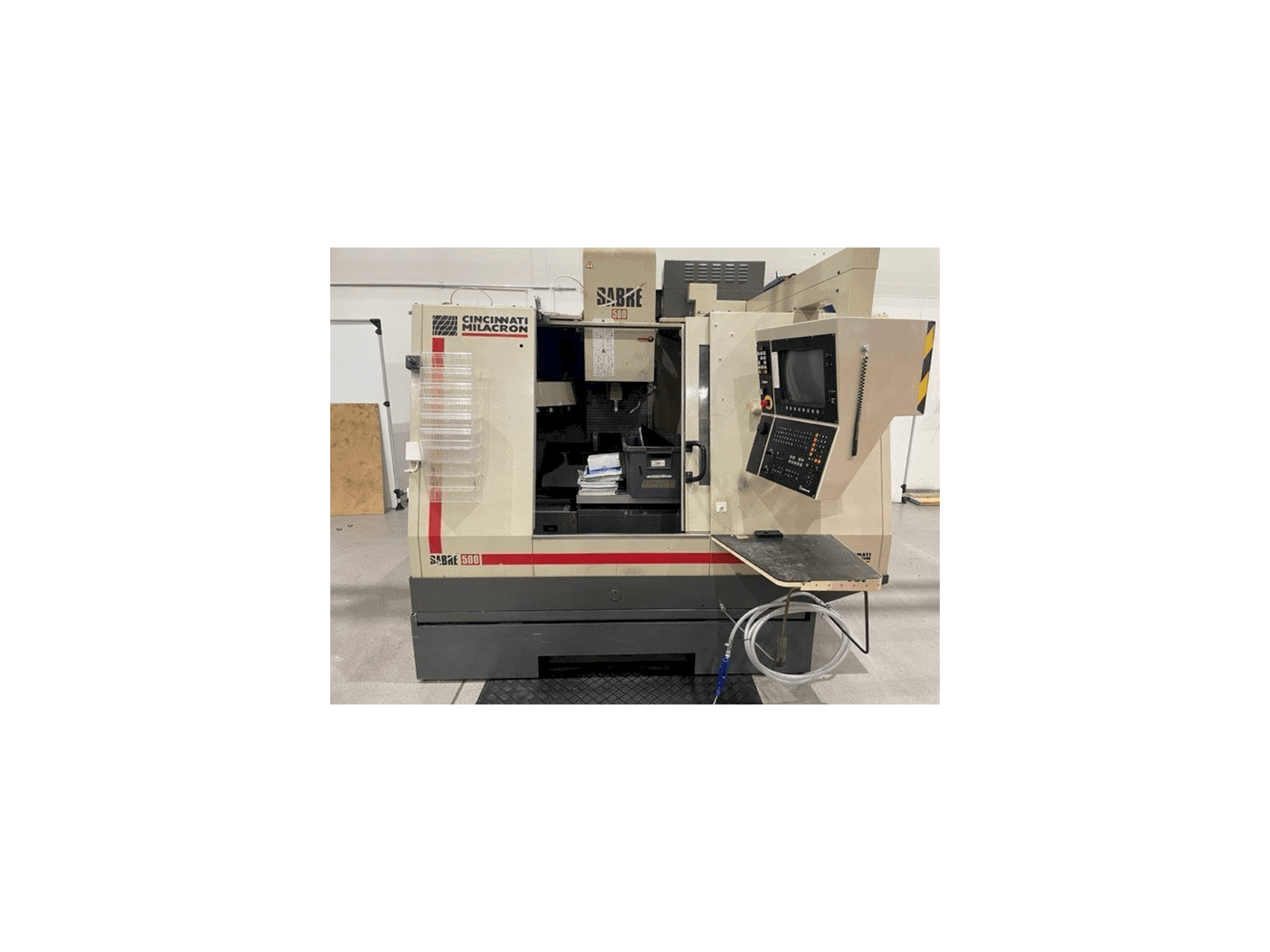 Čelní pohled na Cincinnati Milacron Sabre 500 stroj