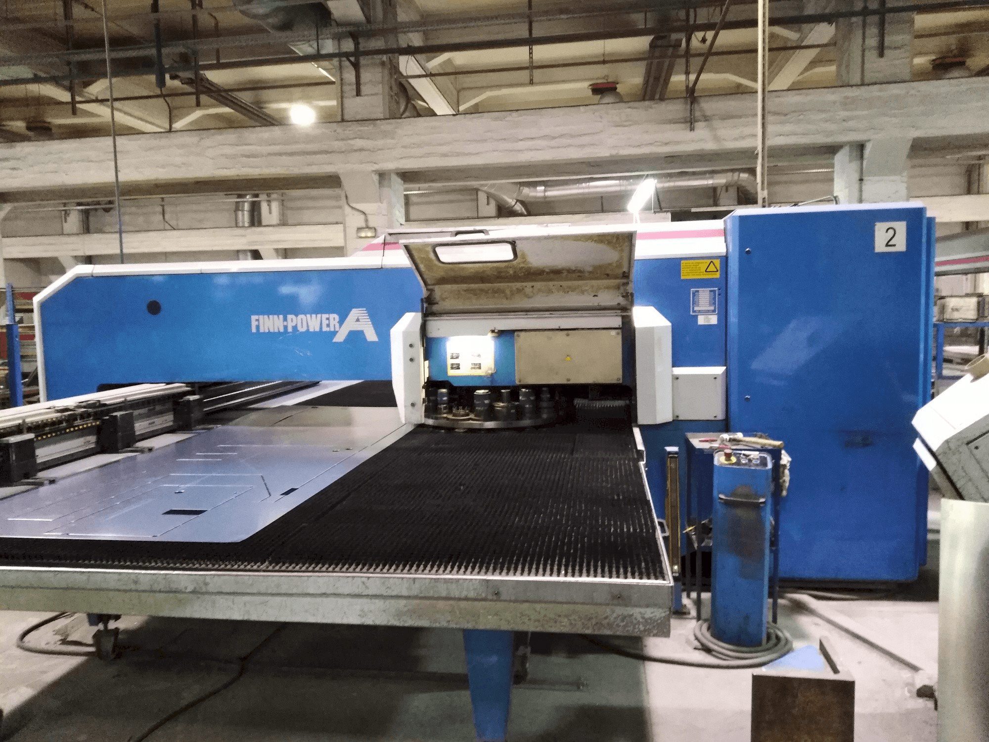 Čelní pohled na Finn-Power A5-25 SB stroj