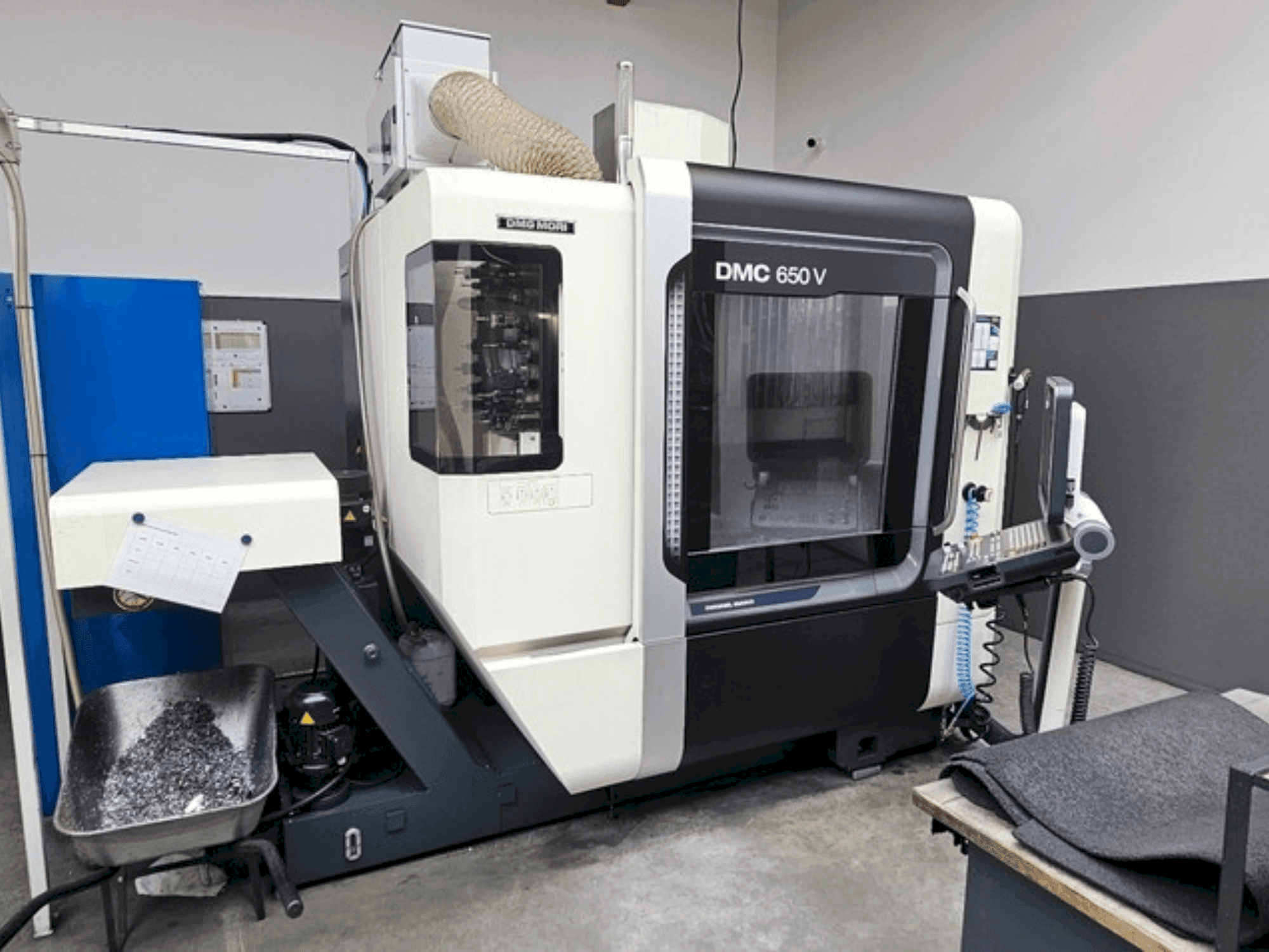 Čelní pohled na DMG MORI DMC 650V stroj
