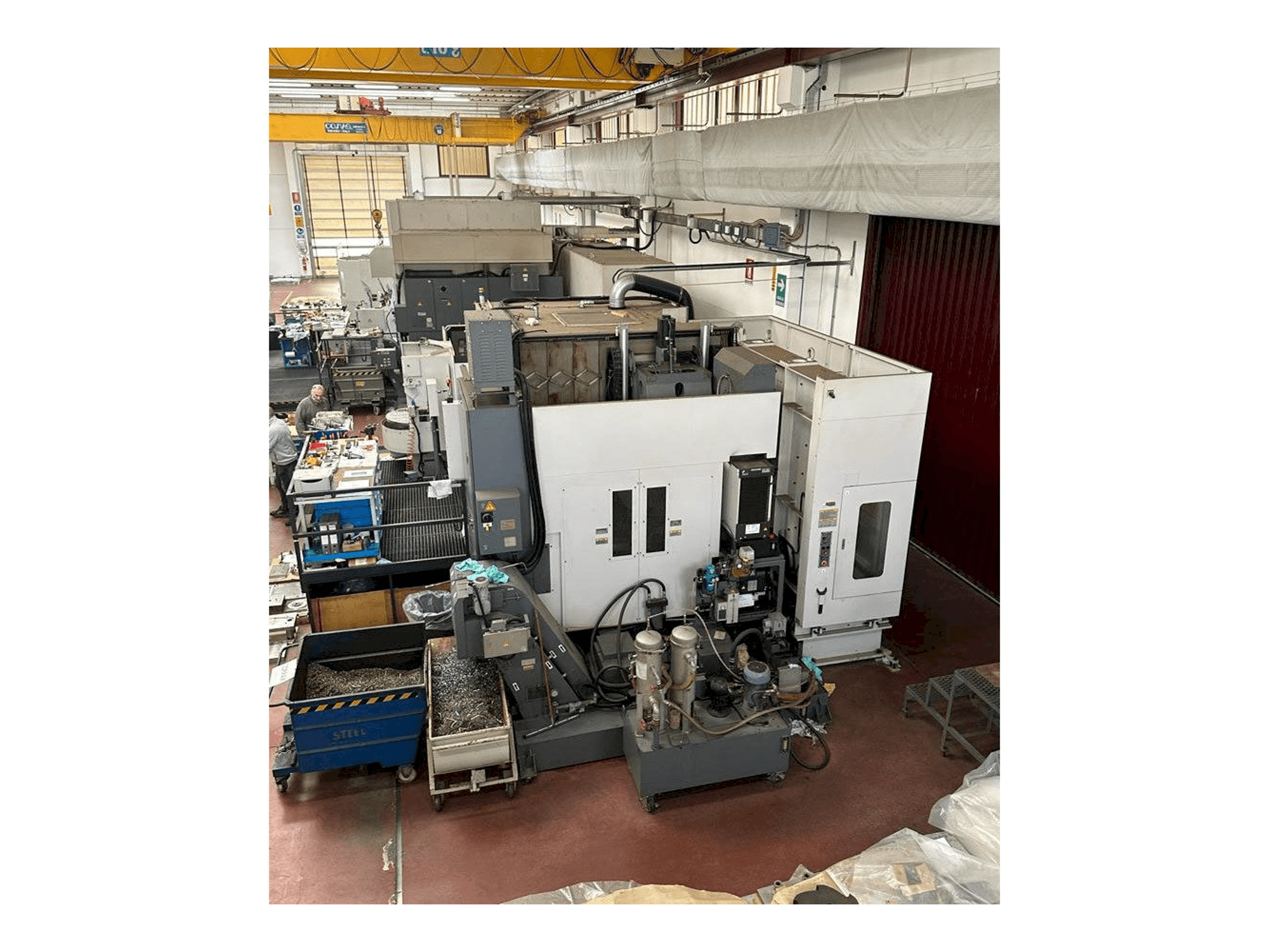 Čelní pohled na Okuma MILLAC 800VH stroj