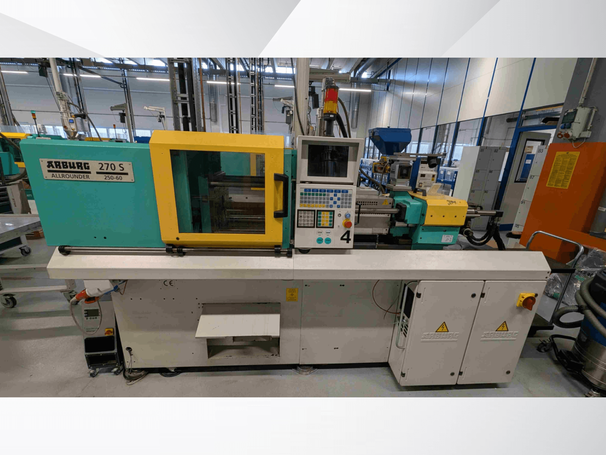 Hydraulický vstřikovací stroj Arburg 270 S 400-60 v čelním pohledu, s ovládacím panelem a bezpečnostními prvky.