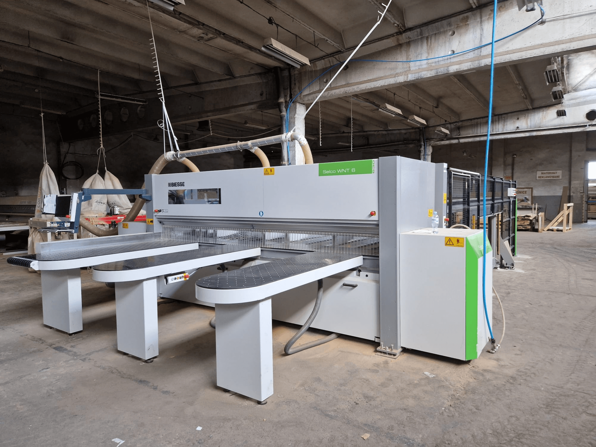 Panelová pila Biesse Selco WNT 6 v továrním nastavení, pohled zepředu na připojené kotouče a ovládací panel.