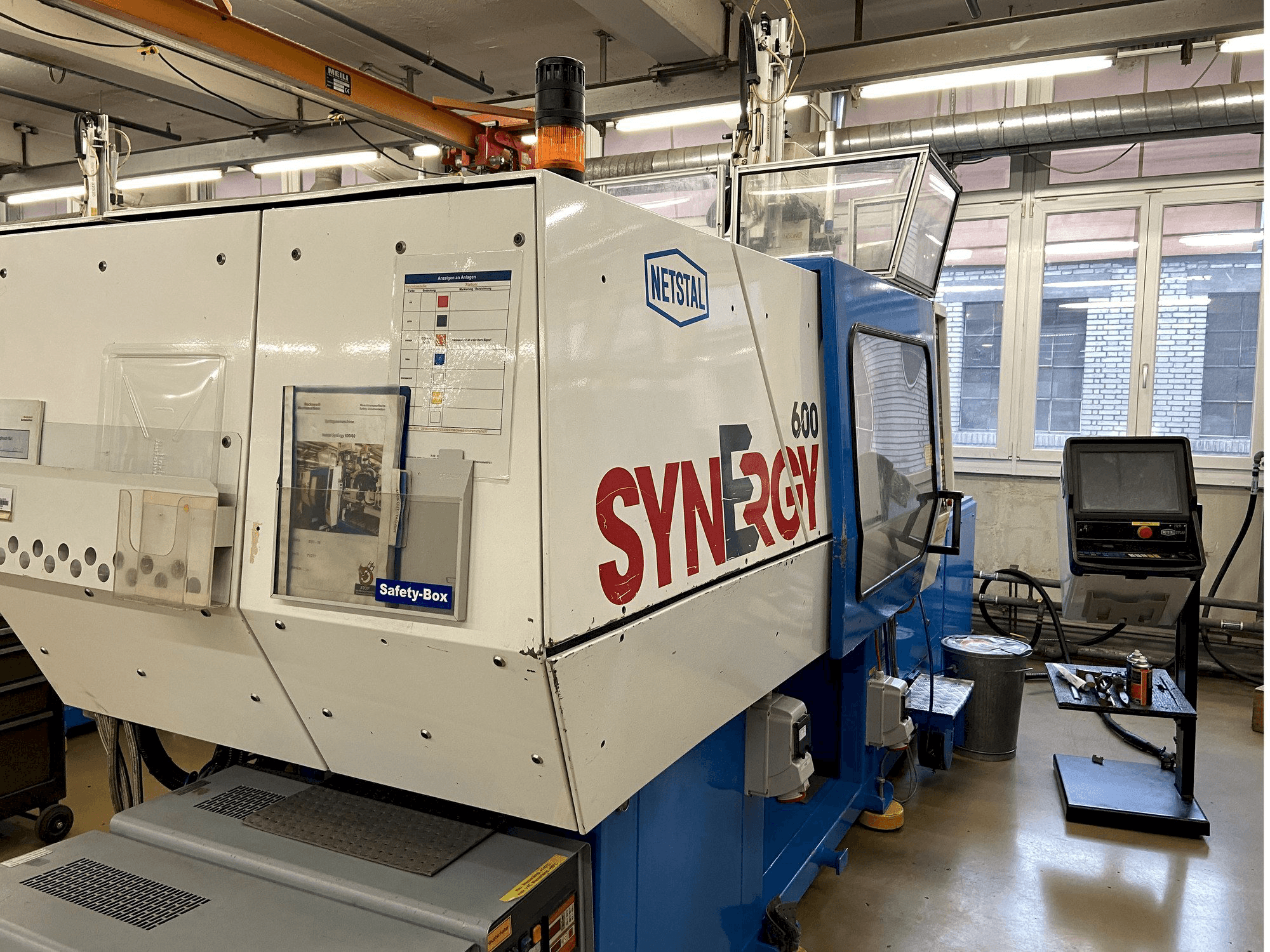 Čelní pohled na Netstal Synergy 600-60 stroj