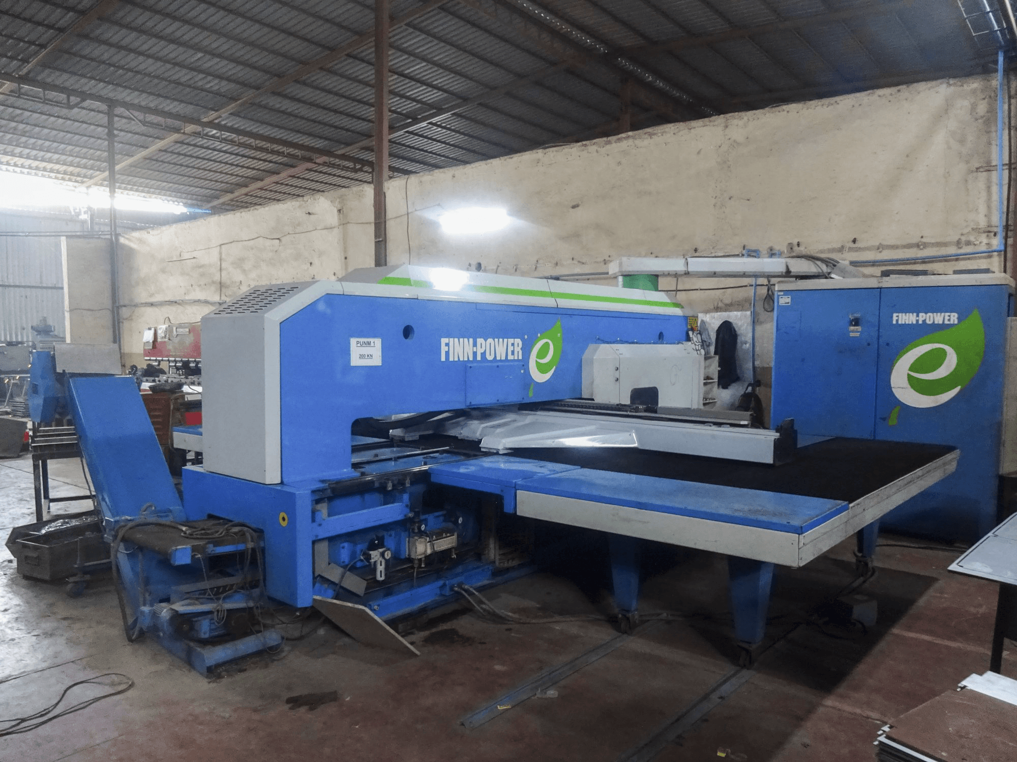 Levý pohled na Finn-Power E5 SBU stroj