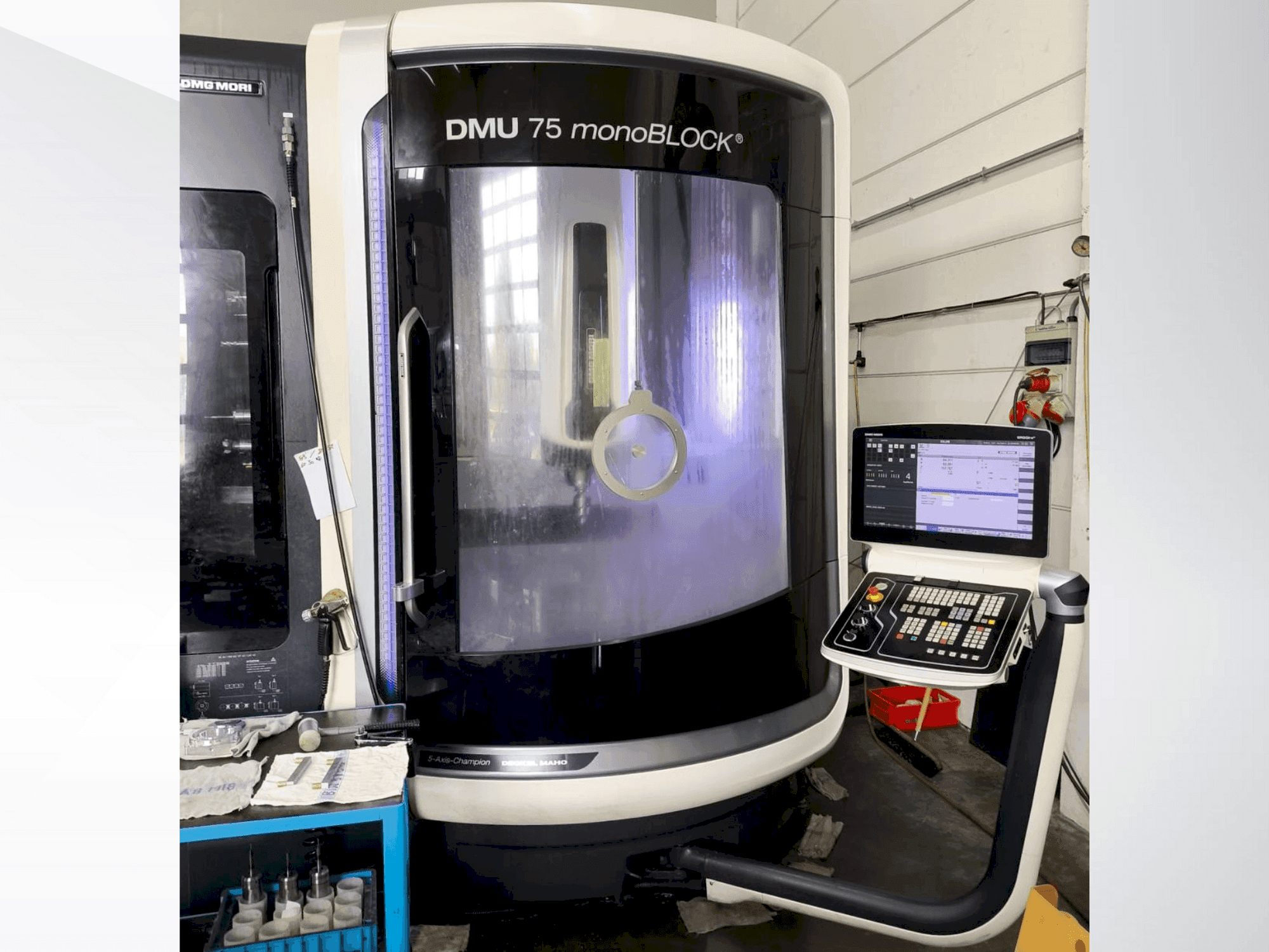 Čelní pohled na DMG MORI DMU 75 monoBlock stroj
