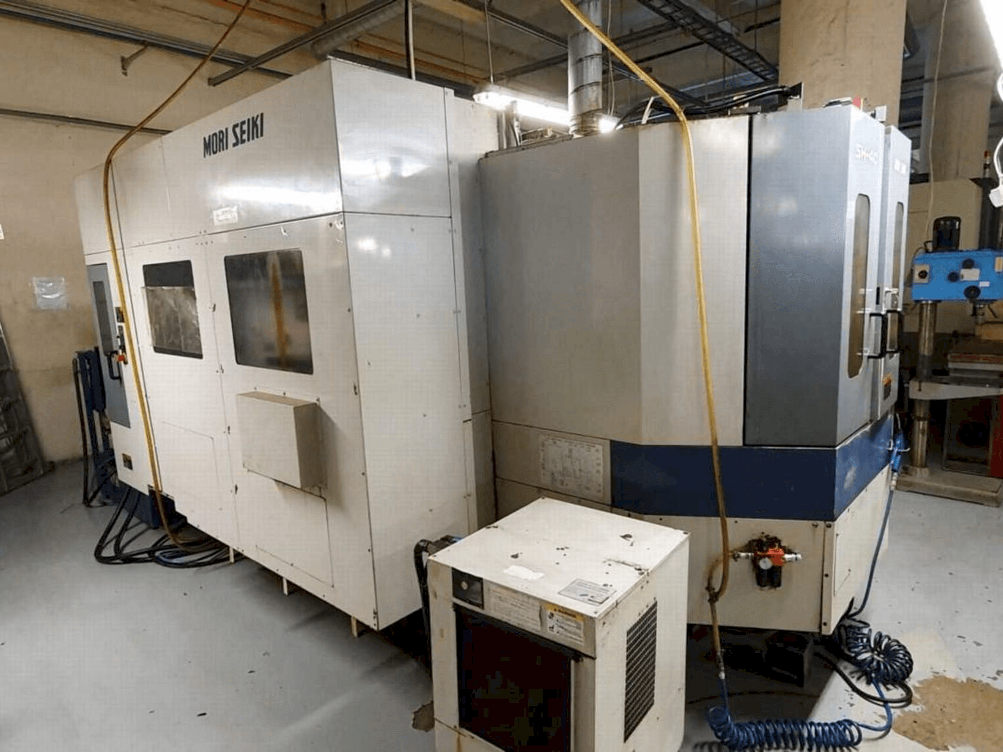 Čelní pohled na MORI SEIKI SH-40 stroj