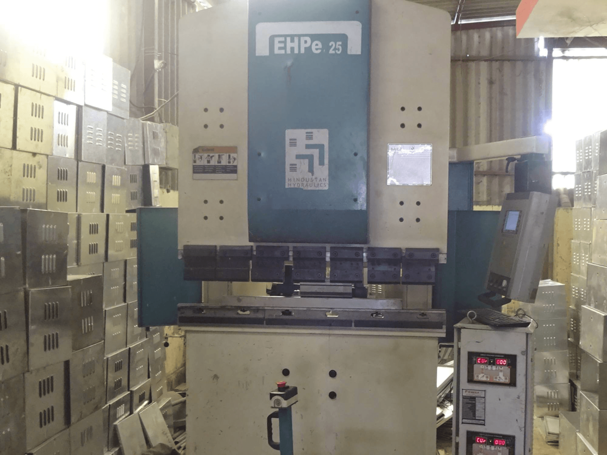 Čelní pohled na Hindustan Hydraulics EHPe 25 stroj