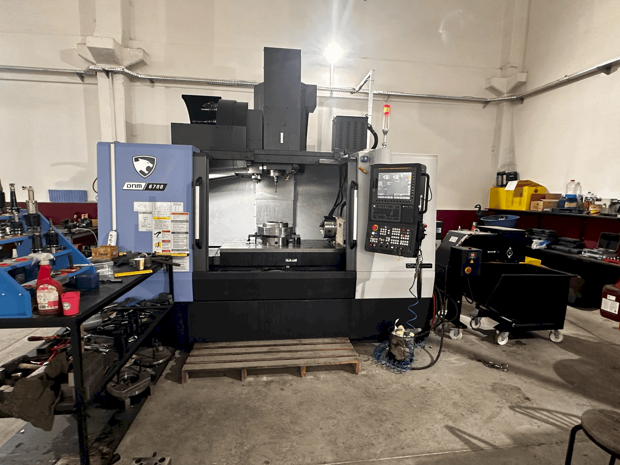 Čelní pohled na DN SOLUTIONS Puma DNM 6700 stroj