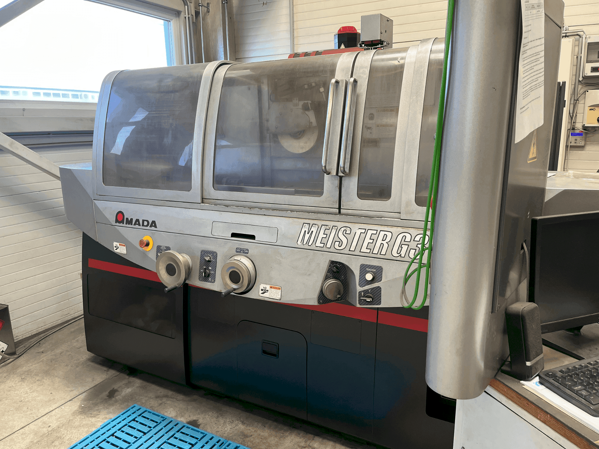 Čelní pohled na AMADA MEISTER G3 stroj