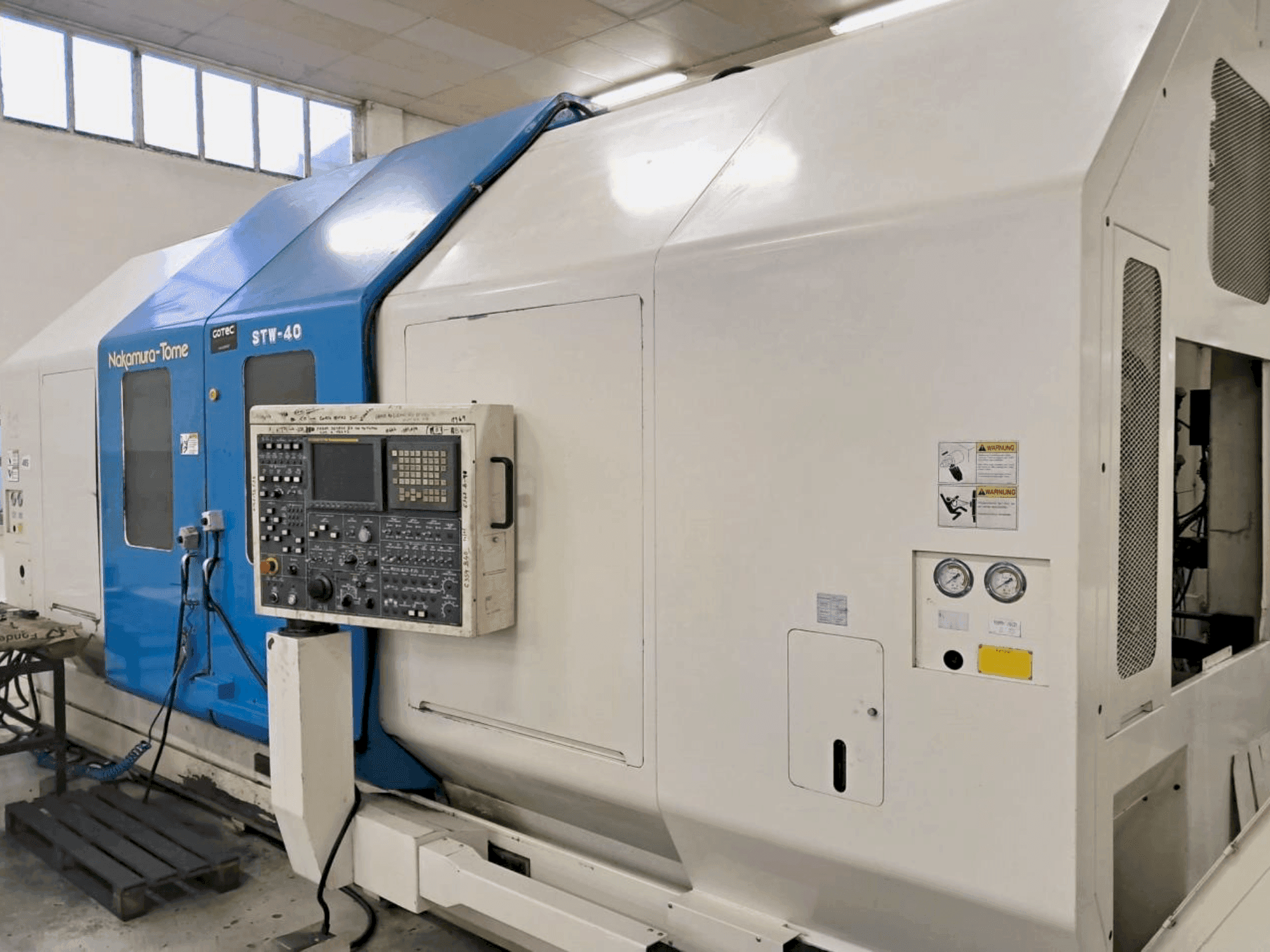 Čelní pohled na NAKAMURA-TOME STW-40 stroj