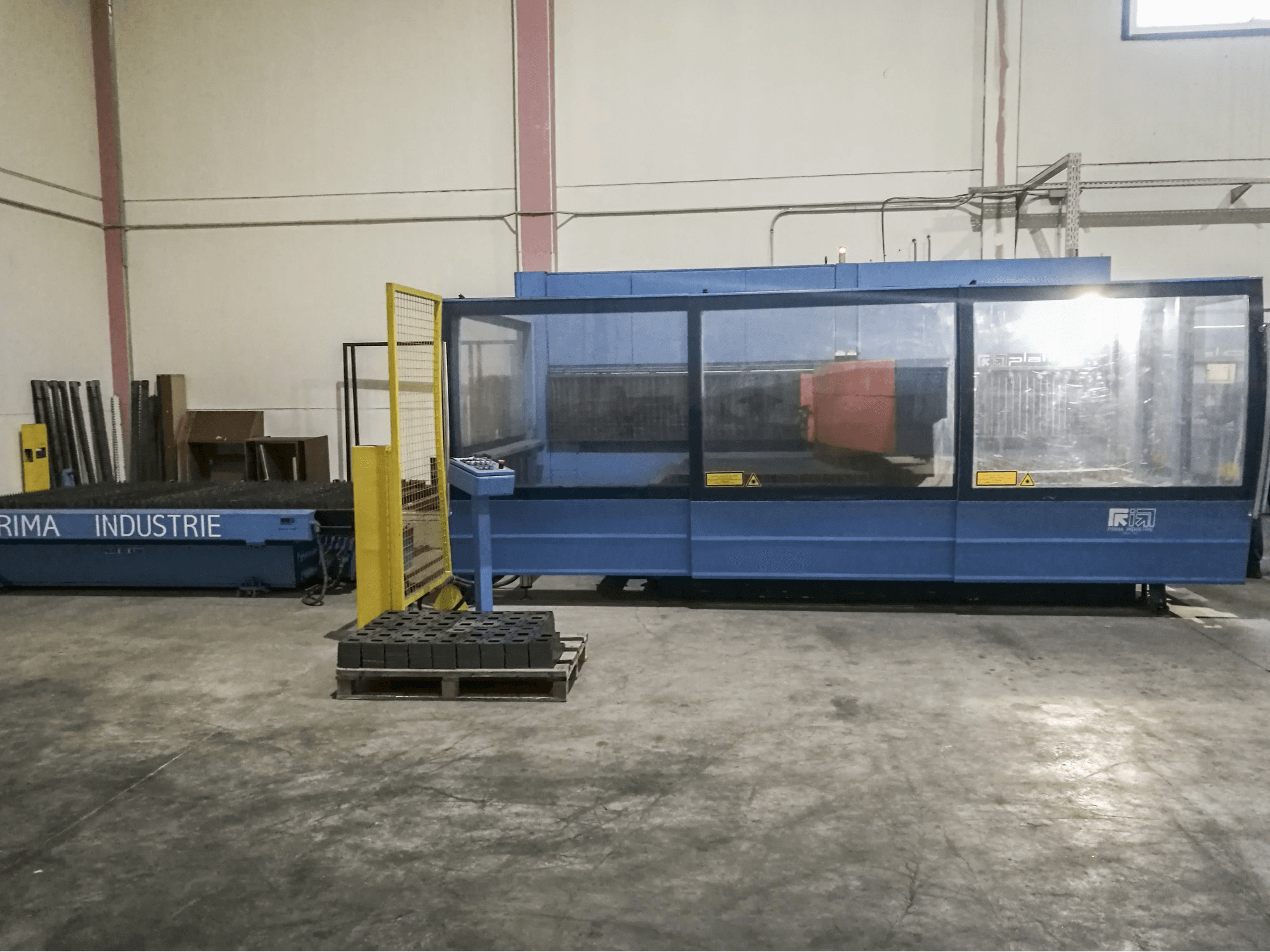 Pravý boční pohled na Prima Power Platino 1530 stroj