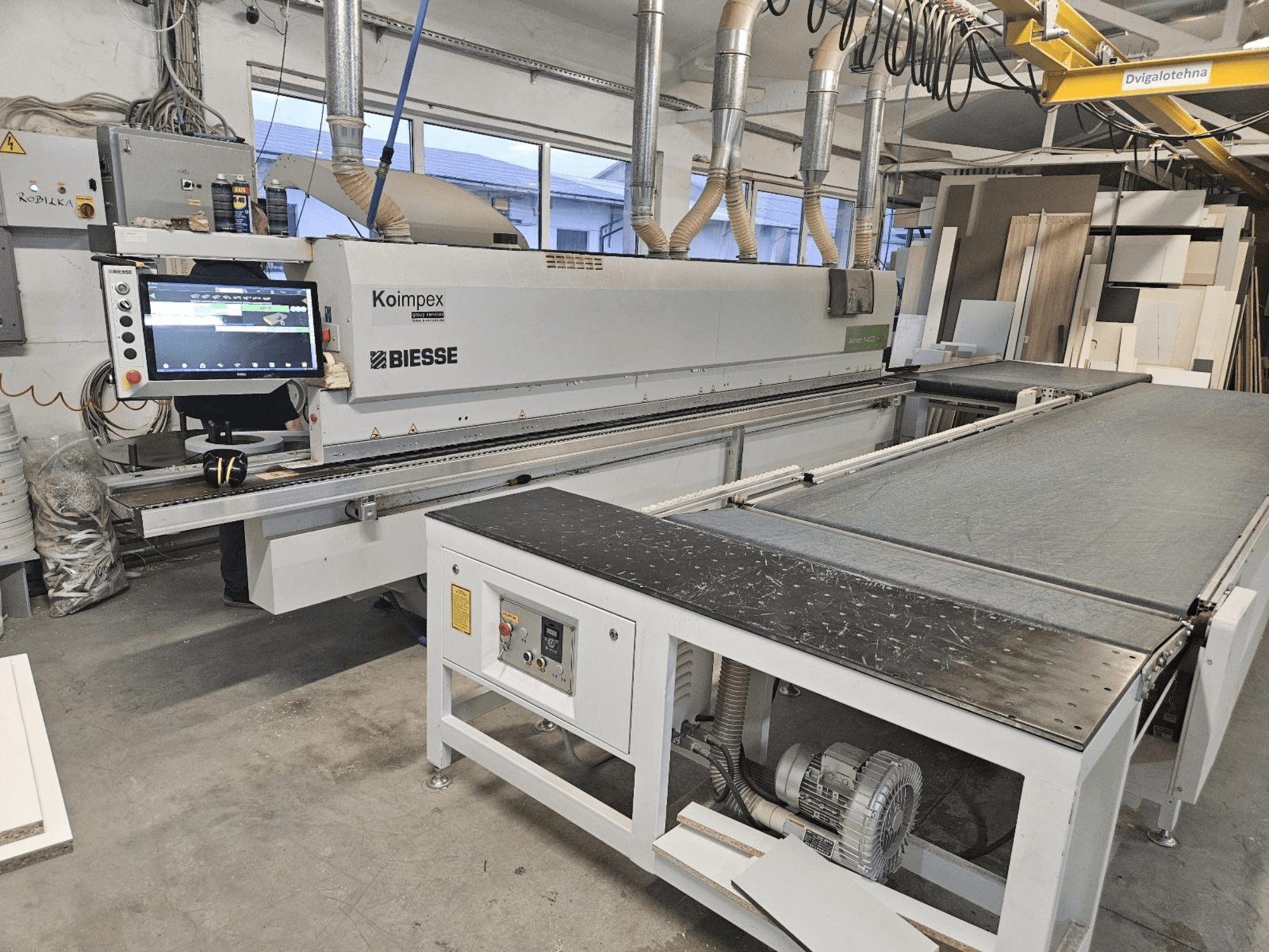 BIESSE Akron 1440 Hoblovka v dílně, boční pohled na ovládací panel a pásový dopravník.