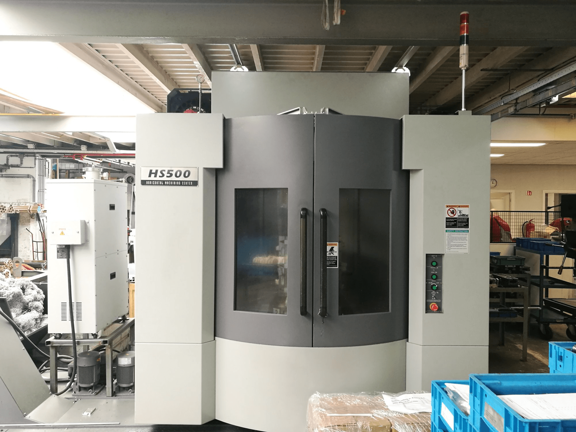 Čelní pohled na Hyundai Kia HS500 stroj