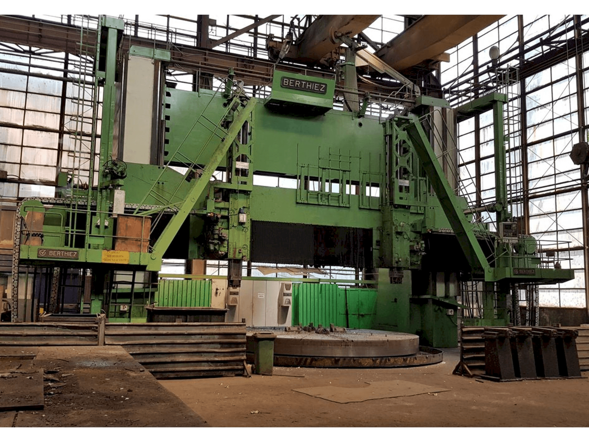 Čelní pohled na Berthiez TDM 630-315 stroj