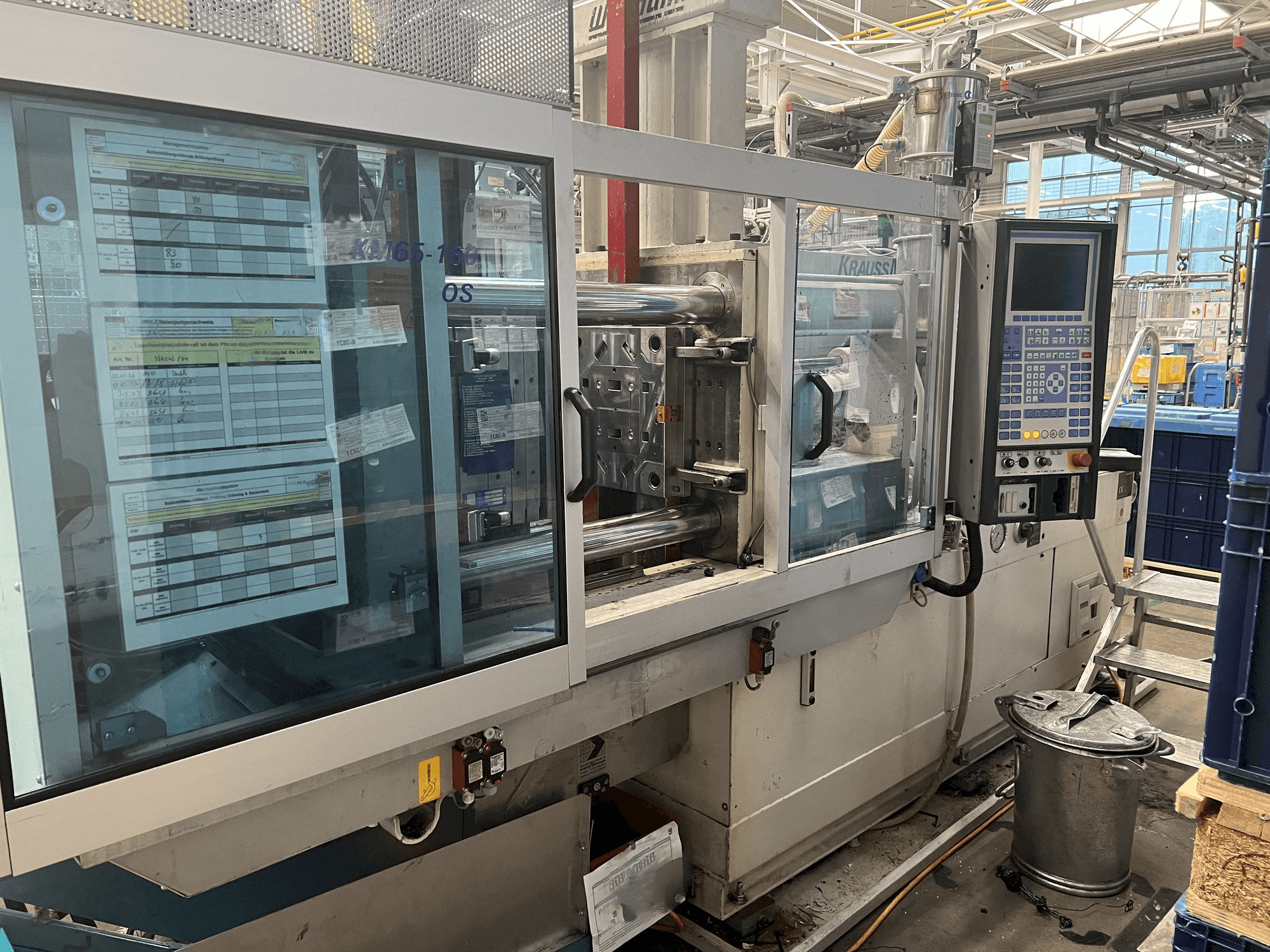 Čelní pohled na Krauss Maffei KM 65-160 C2 stroj