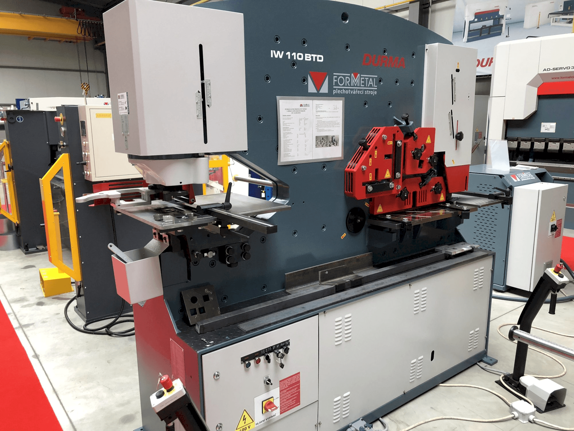 Levý pohled na Durma IW 110/180 BTD stroj