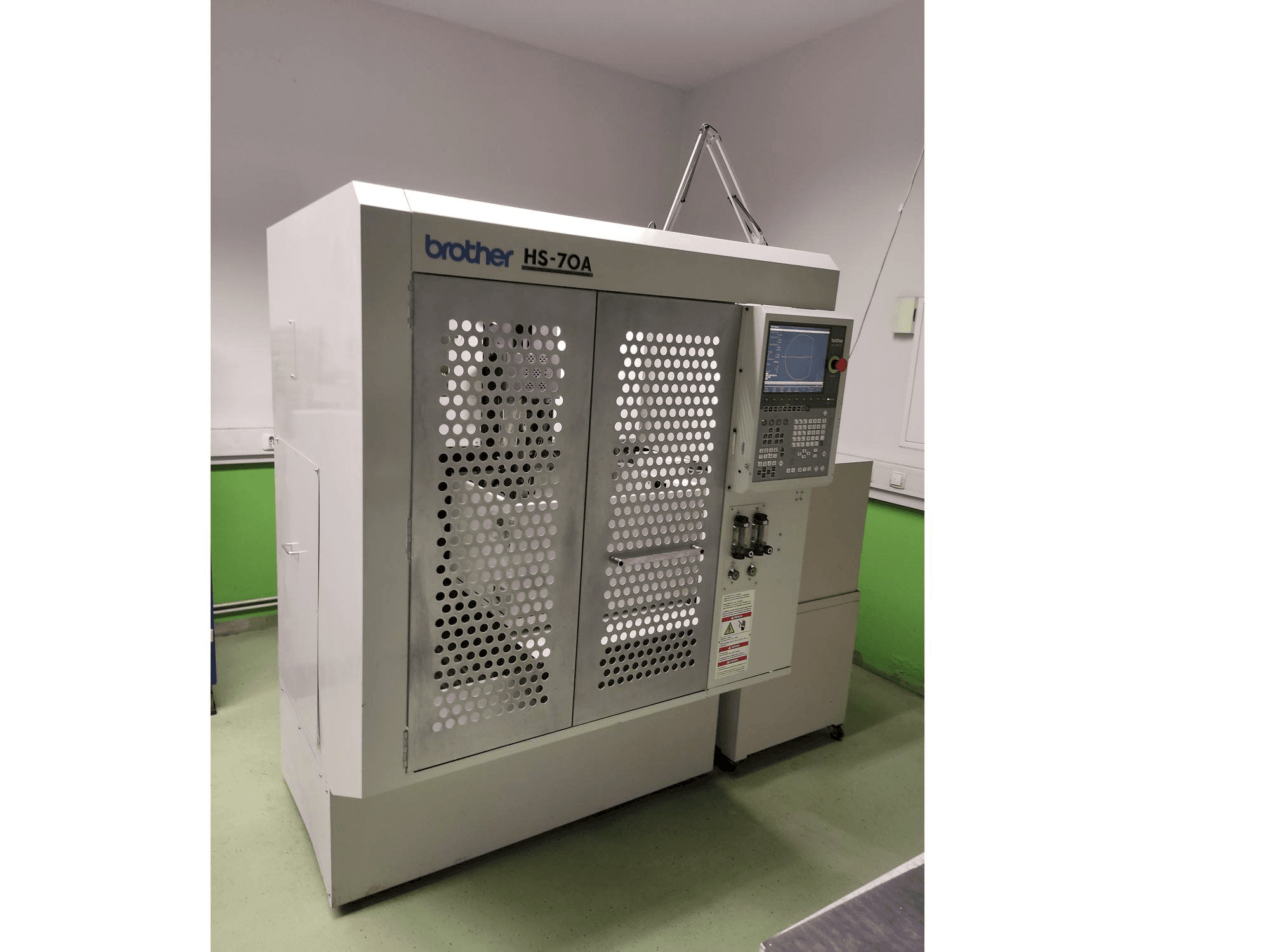 Čelní pohled na Brother HS-70A stroj