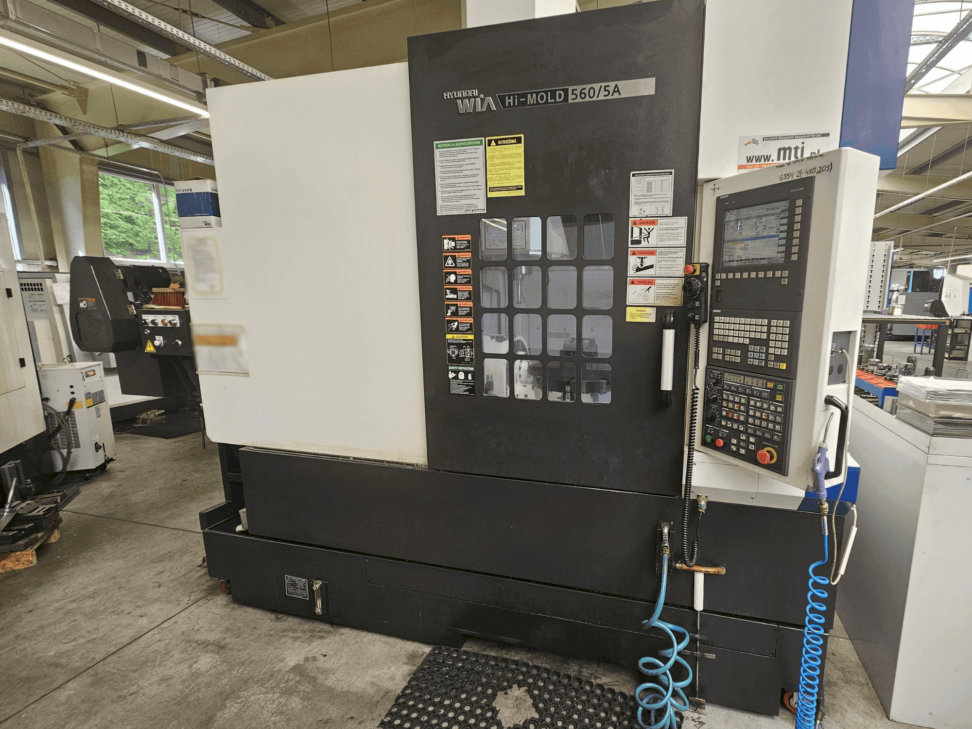 Čelní pohled na Hyundai Wia Hi-MOLD 560/5A stroj