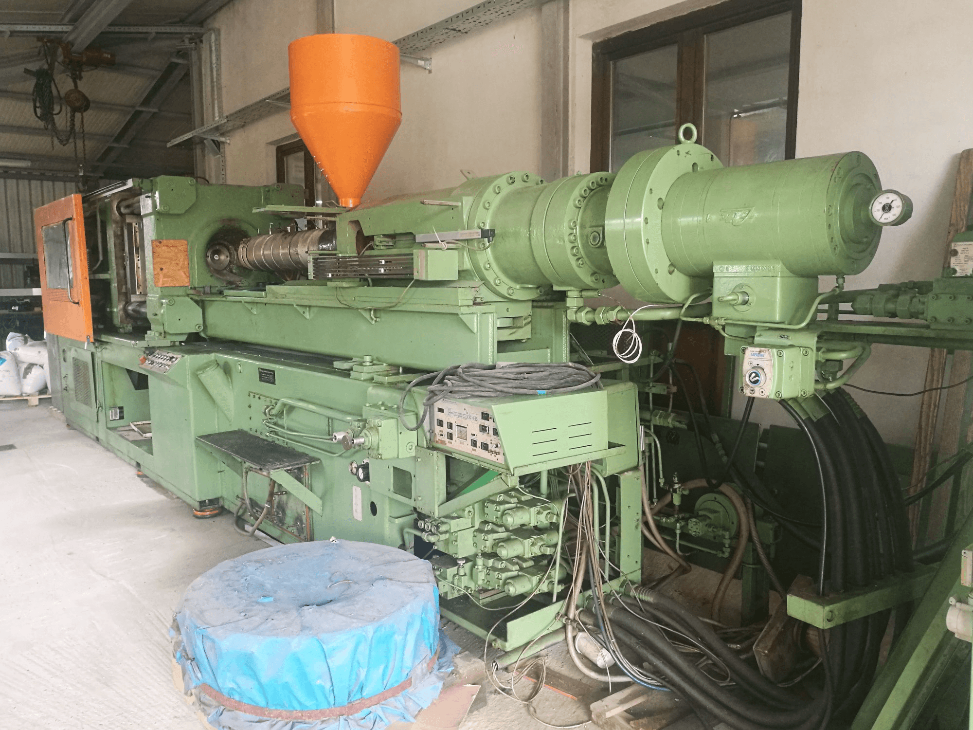 Pravý pohled na Krauss Maffei 350S-2120 stroj