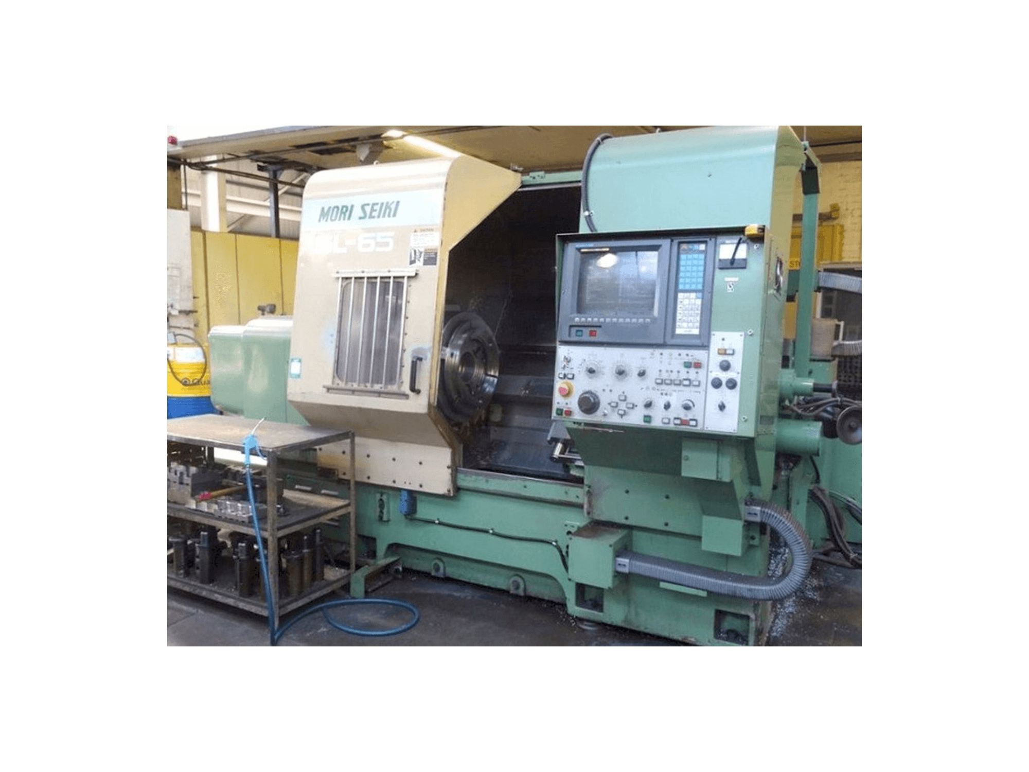 Čelní pohled na MORI SEIKI Sl65 stroj