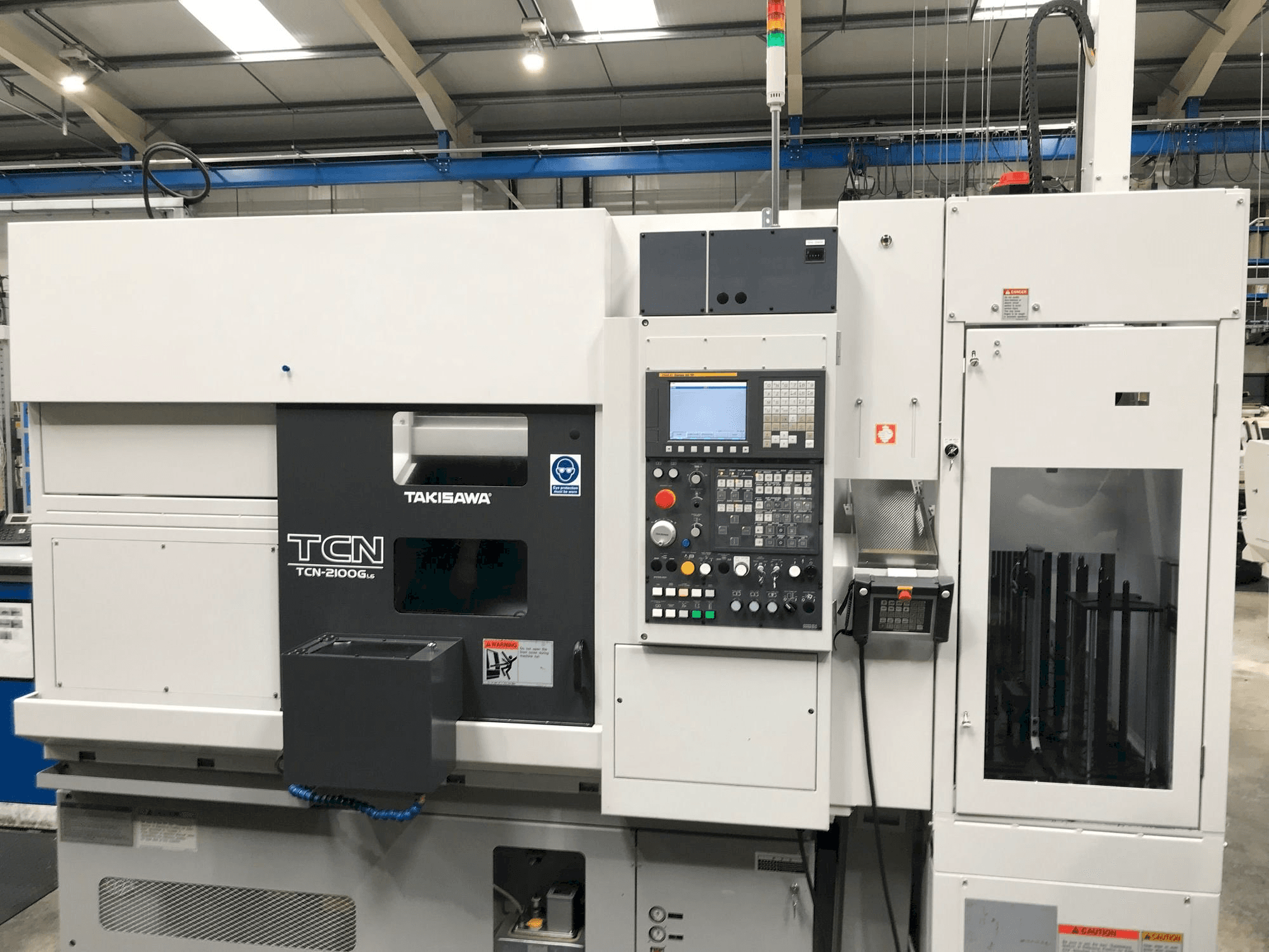 Čelní pohled na Takisawa TCN-2100G L6 stroj