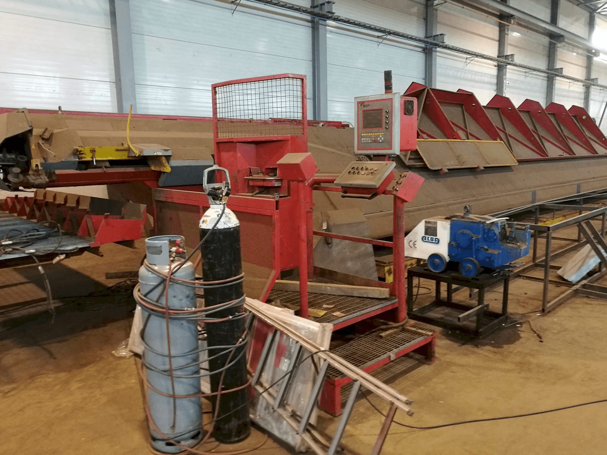 Čelní pohled na MEP Syntax Line 25 stroj