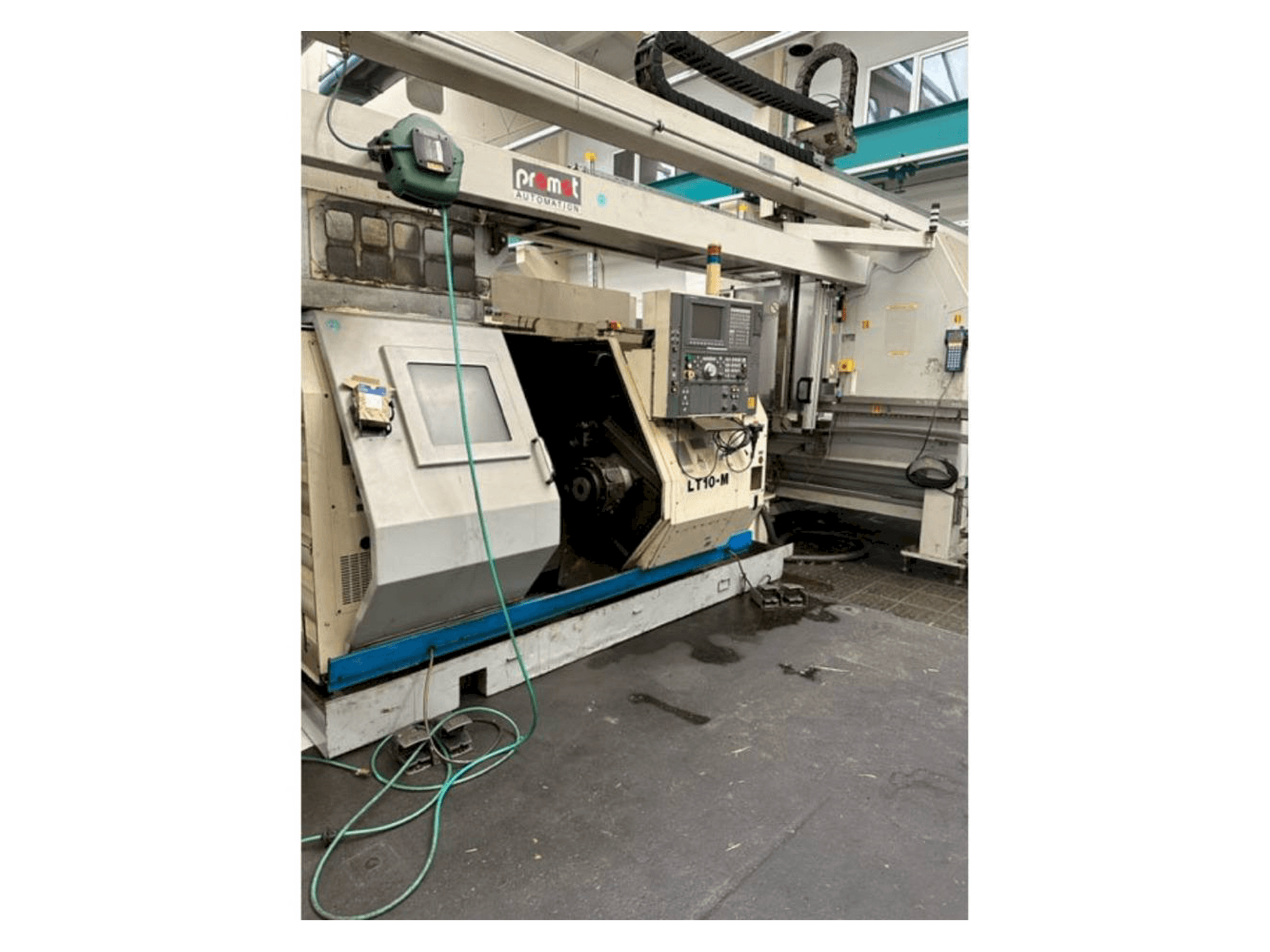 Čelní pohled na Okuma LT10 stroj