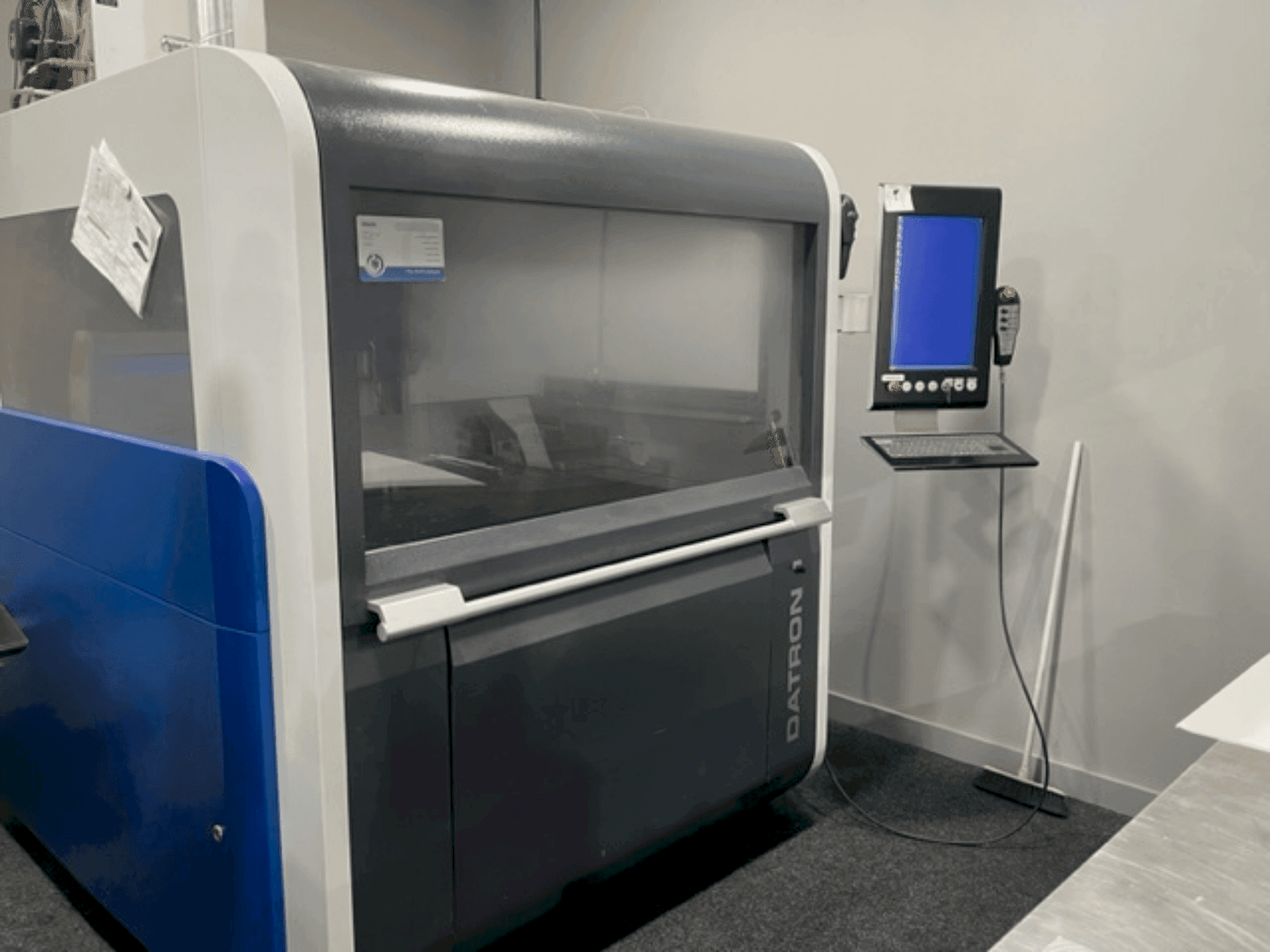 Čelní pohled na Datron M8 Cube stroj