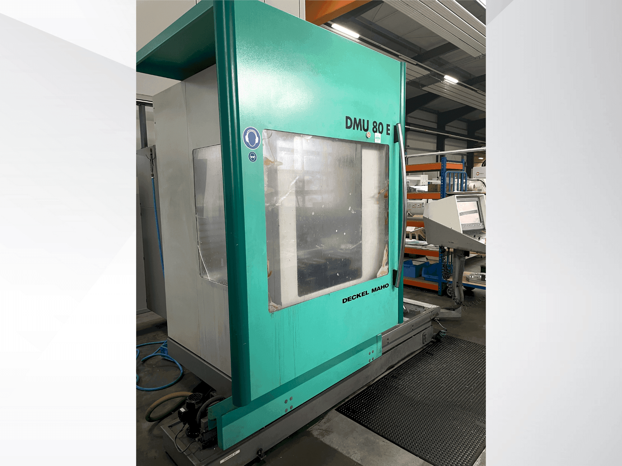 Čelní pohled na DECKEL DMU 80 E stroj