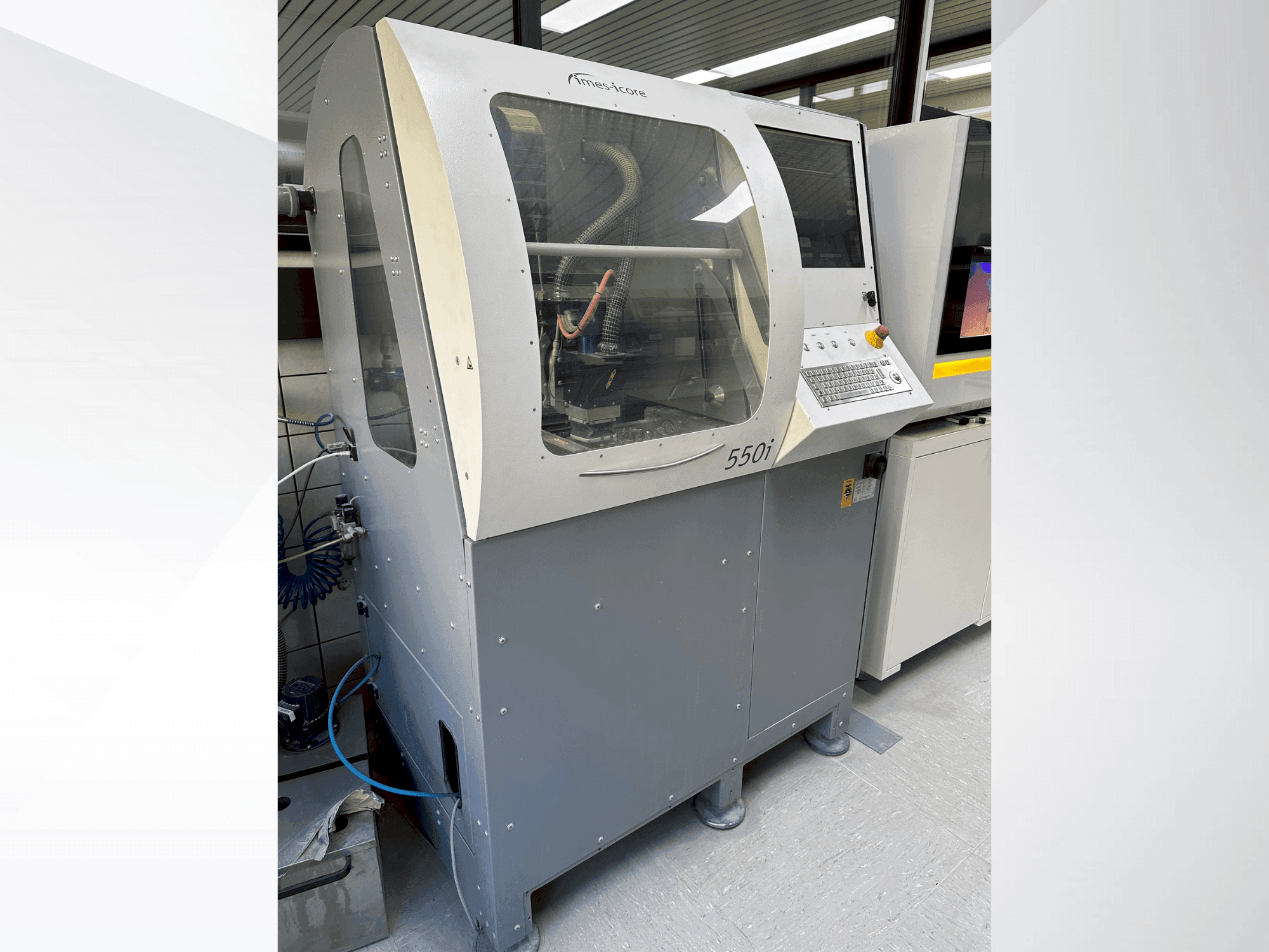 Čelní pohled na Imes-Icore CORiTEC 550i stroj