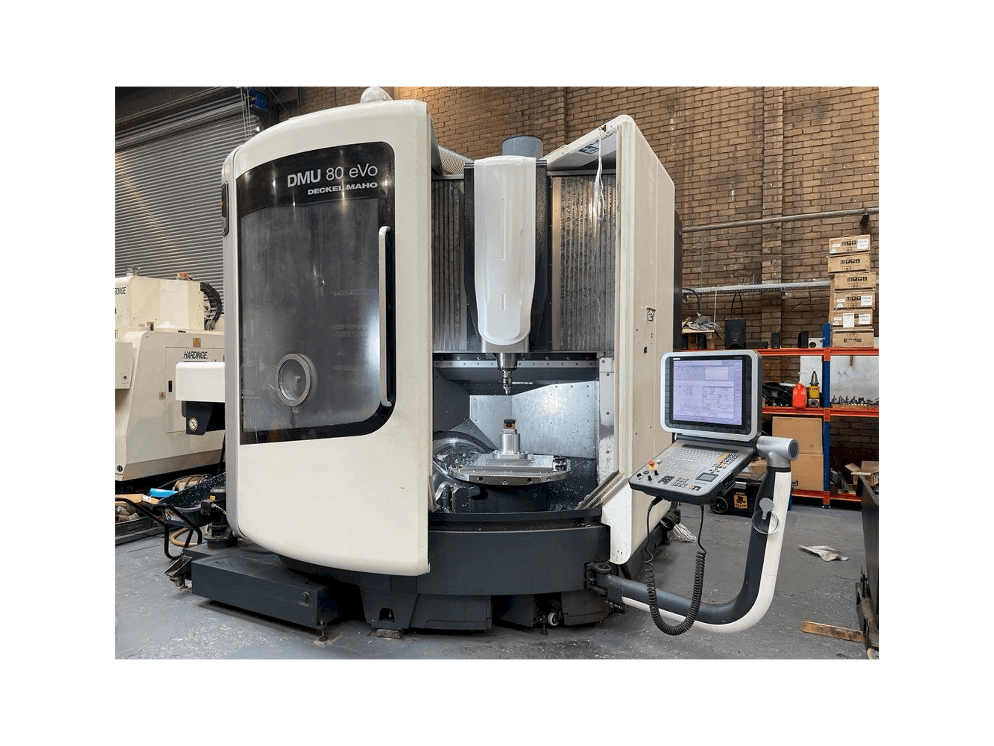Čelní pohled na DMG DMU 80 eVo Linear stroj