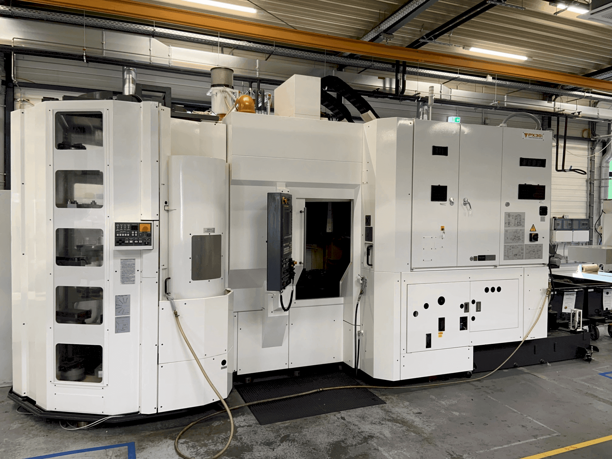 Čelní pohled na YASDA Px30i stroj