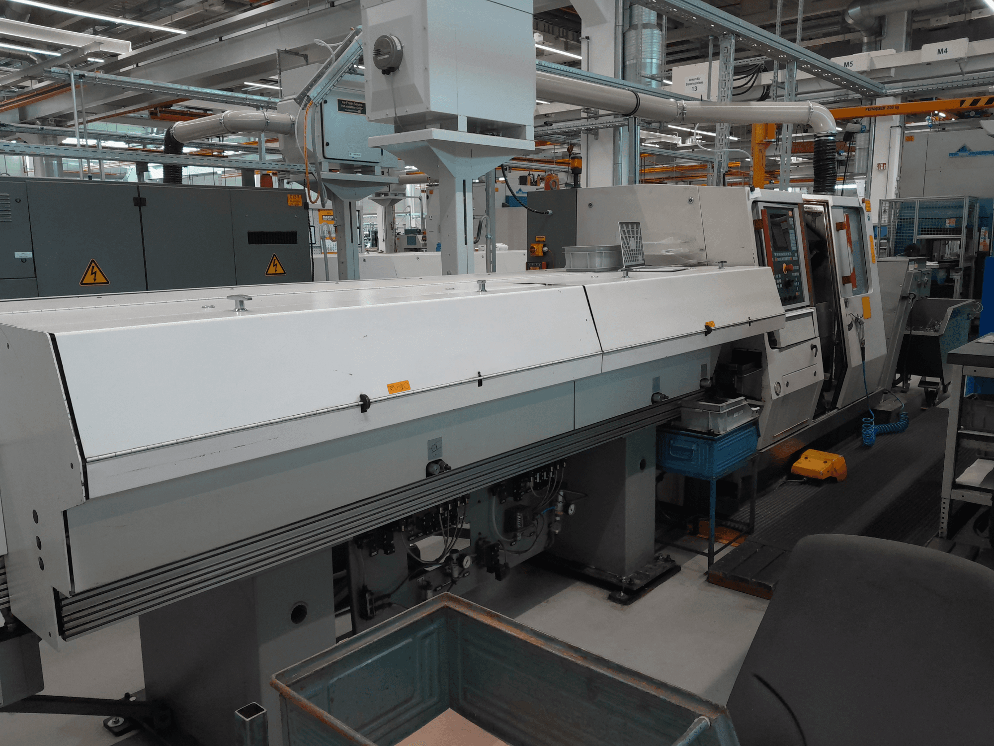 Horizontální soustruh TRAUB TNA 300, pohled zepředu; elegantní design, ovládací panel a provozní pracovní prostor.