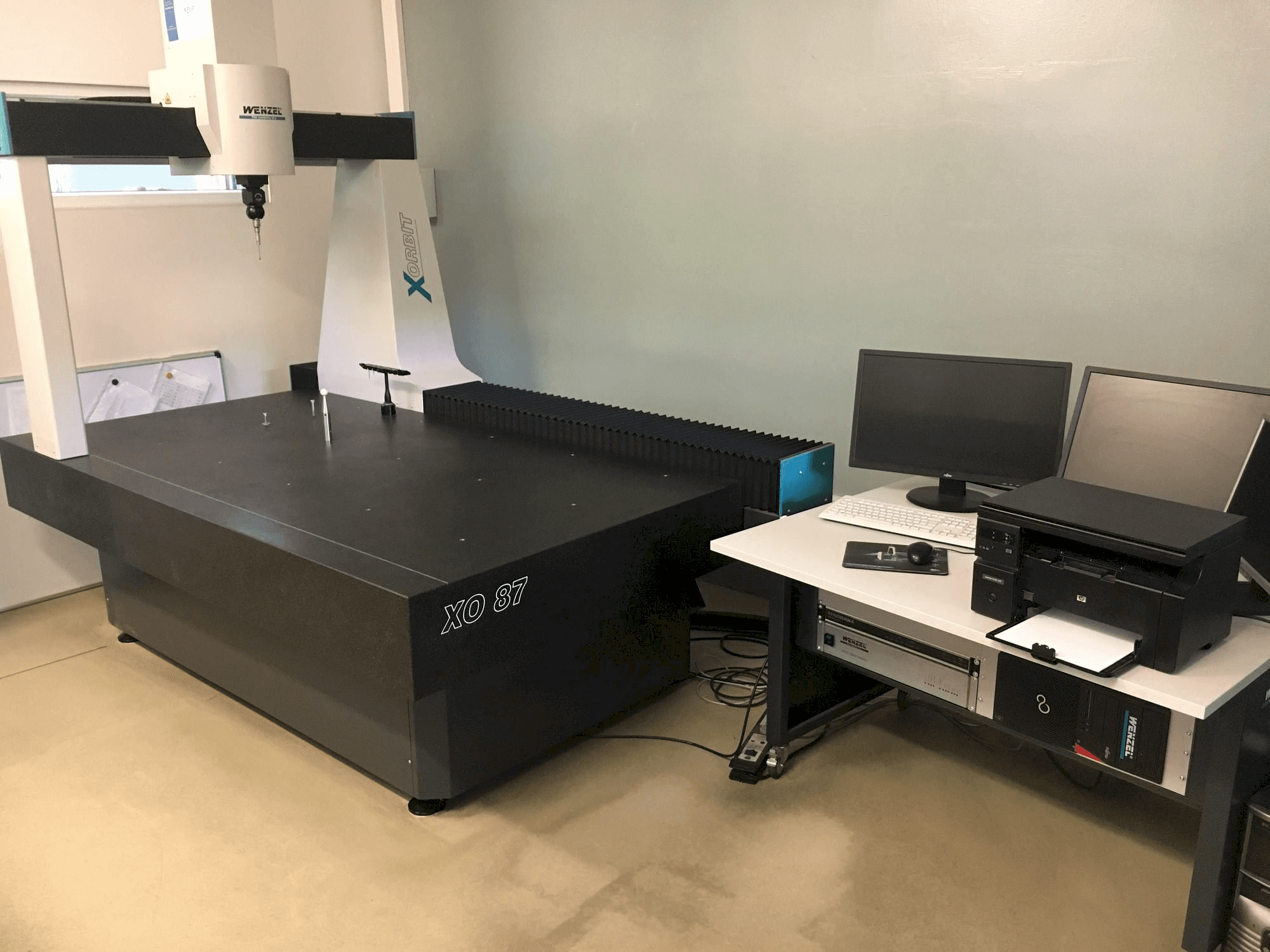 Čelní pohled na Wenzel X-Orbit 800 / 1000 / 700 CNC stroj