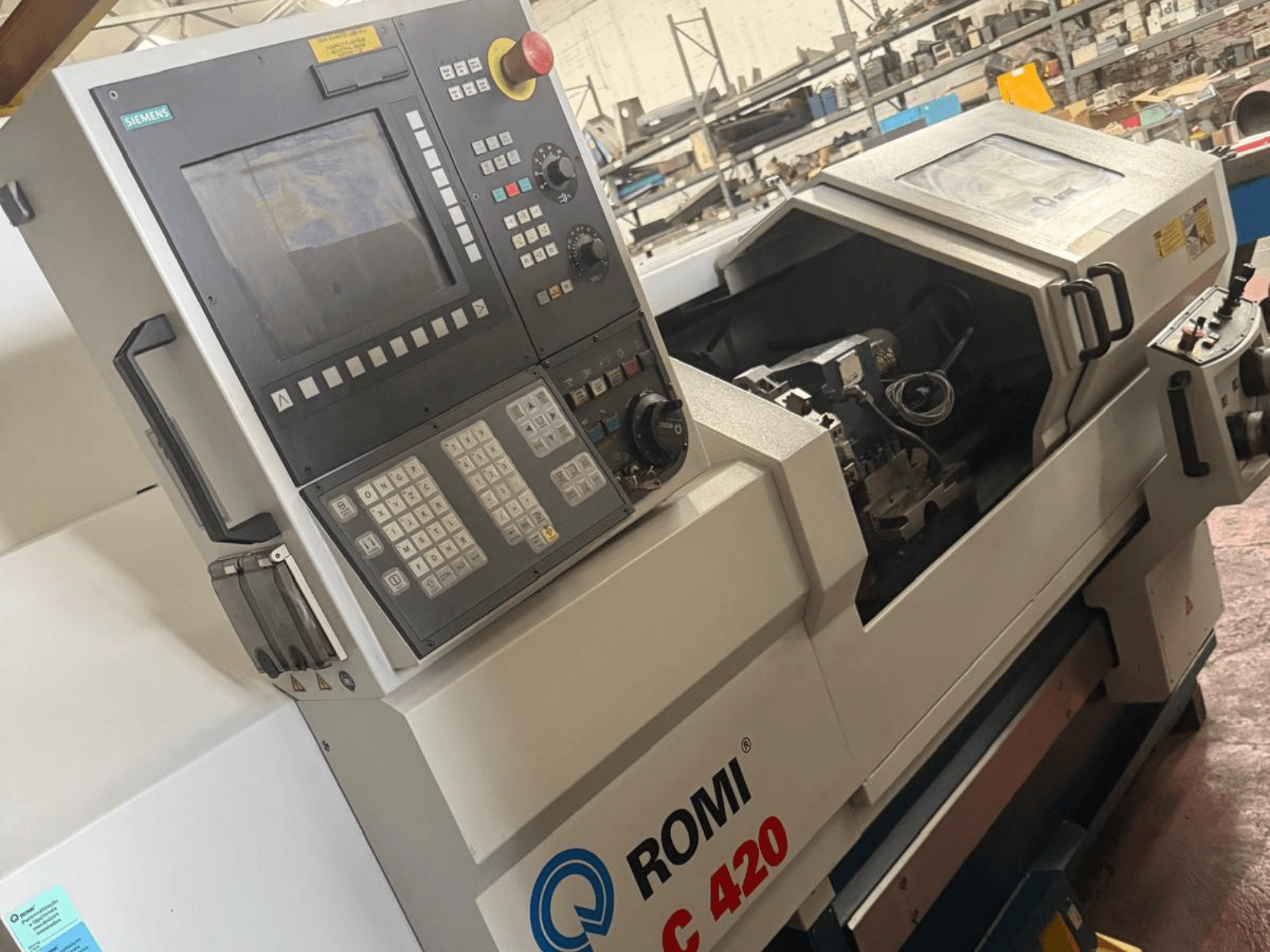 Horizontální soustruh Romi C420 s ovládacím panelem Siemens, boční pohled ukazuje složitý design a ovládací prvky.