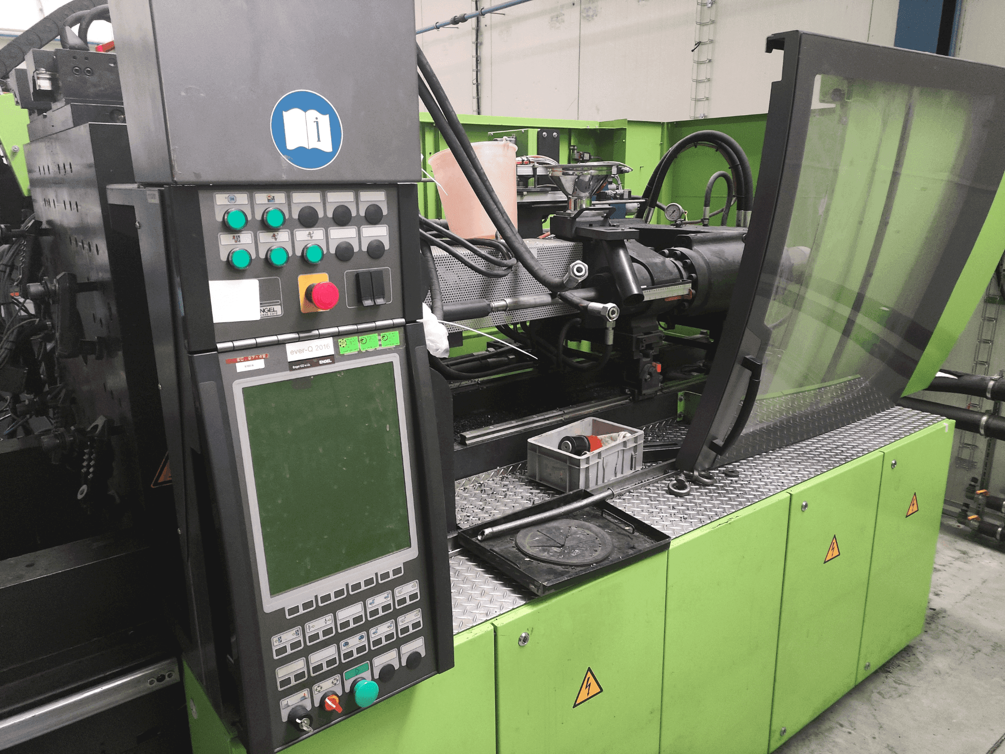 Čelní pohled na Engel Victory 750H/330V/220 combi stroj